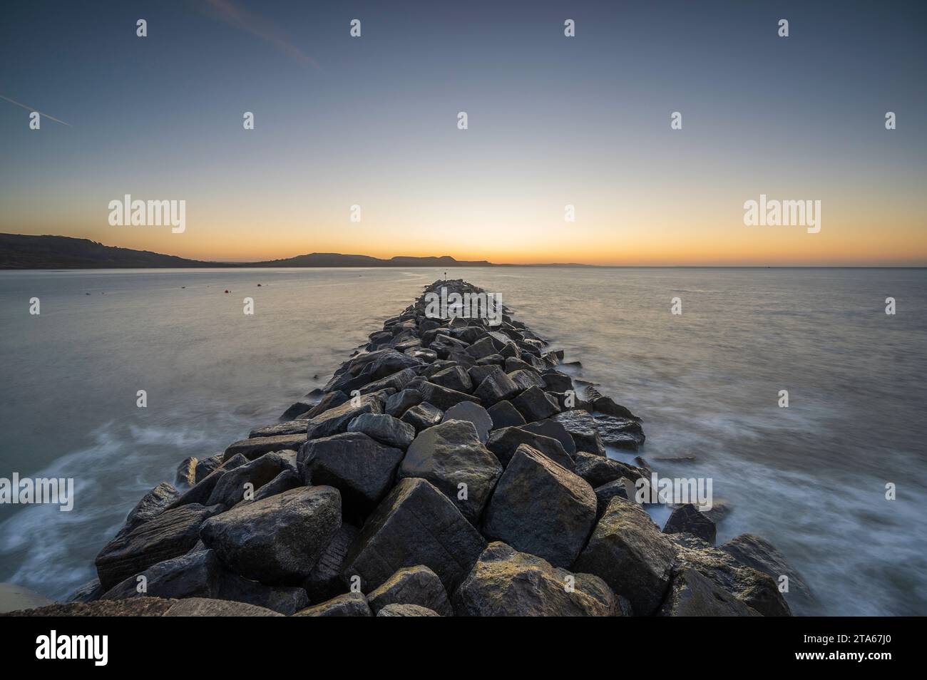 Sonnenaufgang über einem großen Steinbruch an der Küste von Lyme Regis an der englischen Südküste Stockfoto