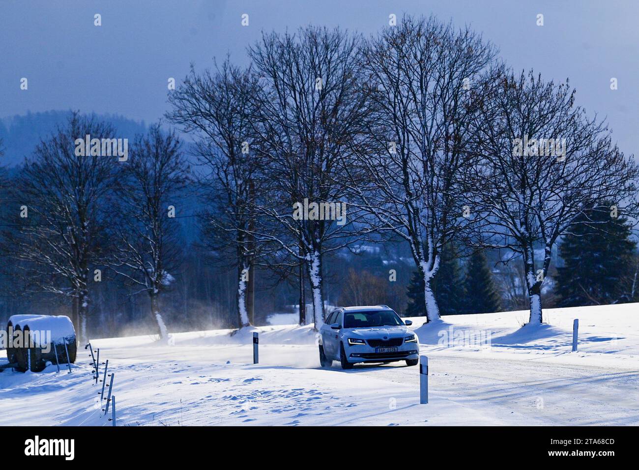 Chlum, Tschechische Republik. November 2023. Eis und Frost bildeten sich auf einigen Abschnitten der südböhmischen Straßen am 29. November 2023. Hier ist die Straße in der Nähe von Chlum in der Region Prachatice abgebildet, die nur mit großer Vorsicht befahrbar war. Quelle: Vaclav Pancer/CTK Photo/Alamy Live News Stockfoto