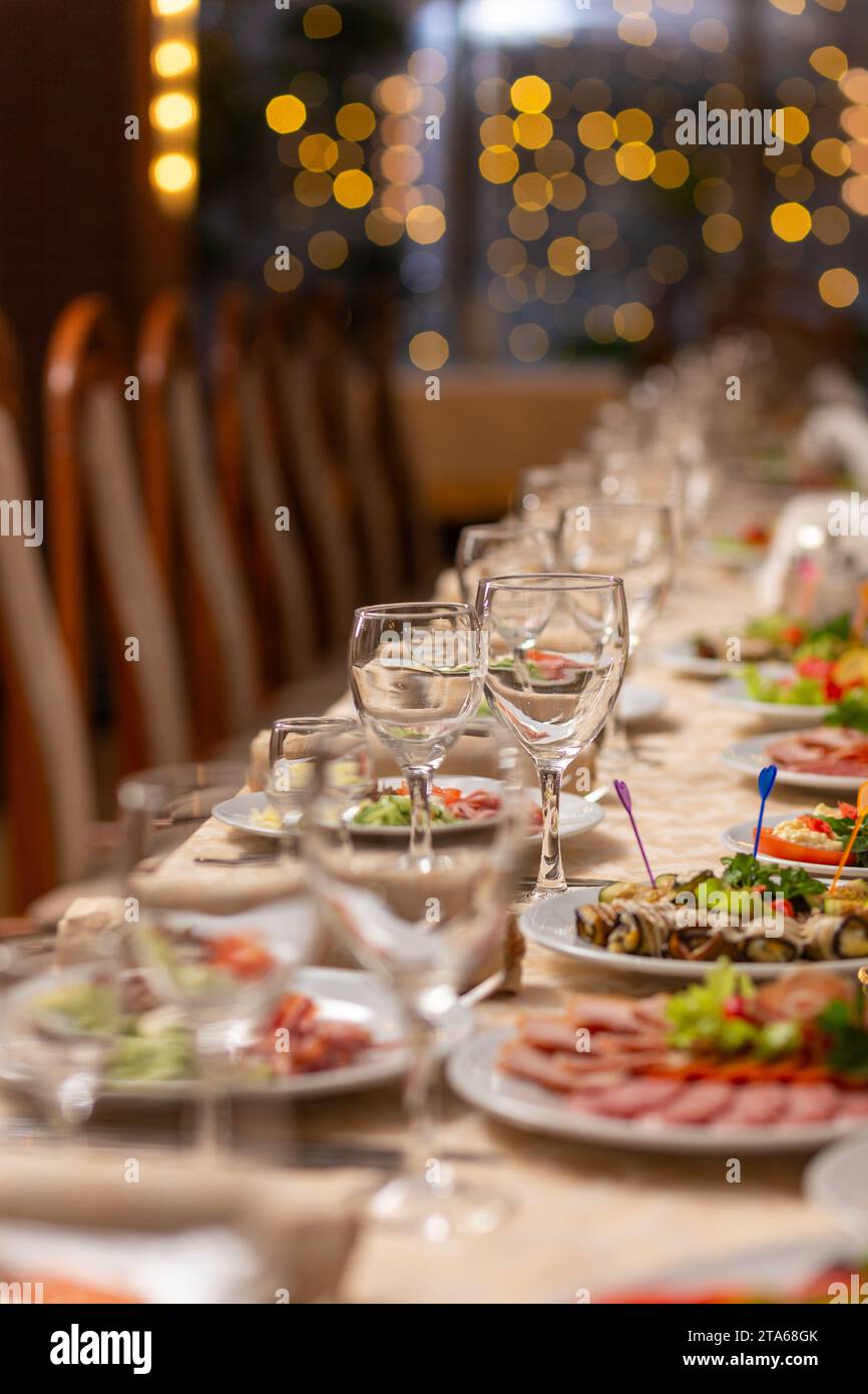 Festlicher Tisch mit Snacks, Gläsern, Gläsern, Besteck und Servietten für ein Bankett anlässlich einer Hochzeit oder eines Geburtstags oder Weihnachten oder einem anderen B Stockfoto
