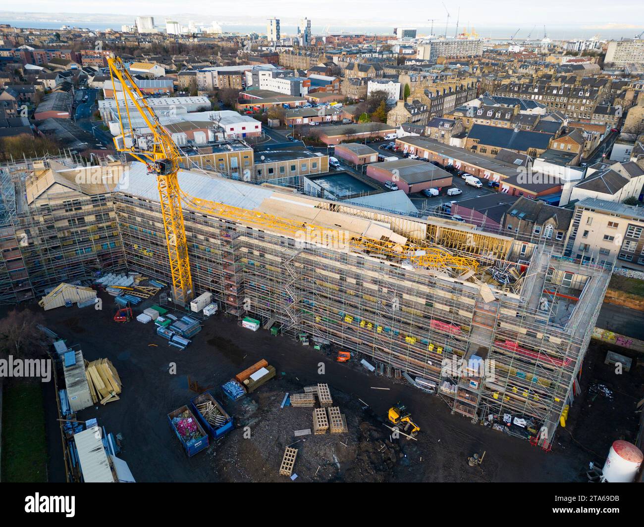 November 2023. Baukran stürzt heute Morgen auf der Drum-Baustelle am Stead’s Place am Leith Walk in Leith Edinburgh, Schottland, zusammen Stockfoto