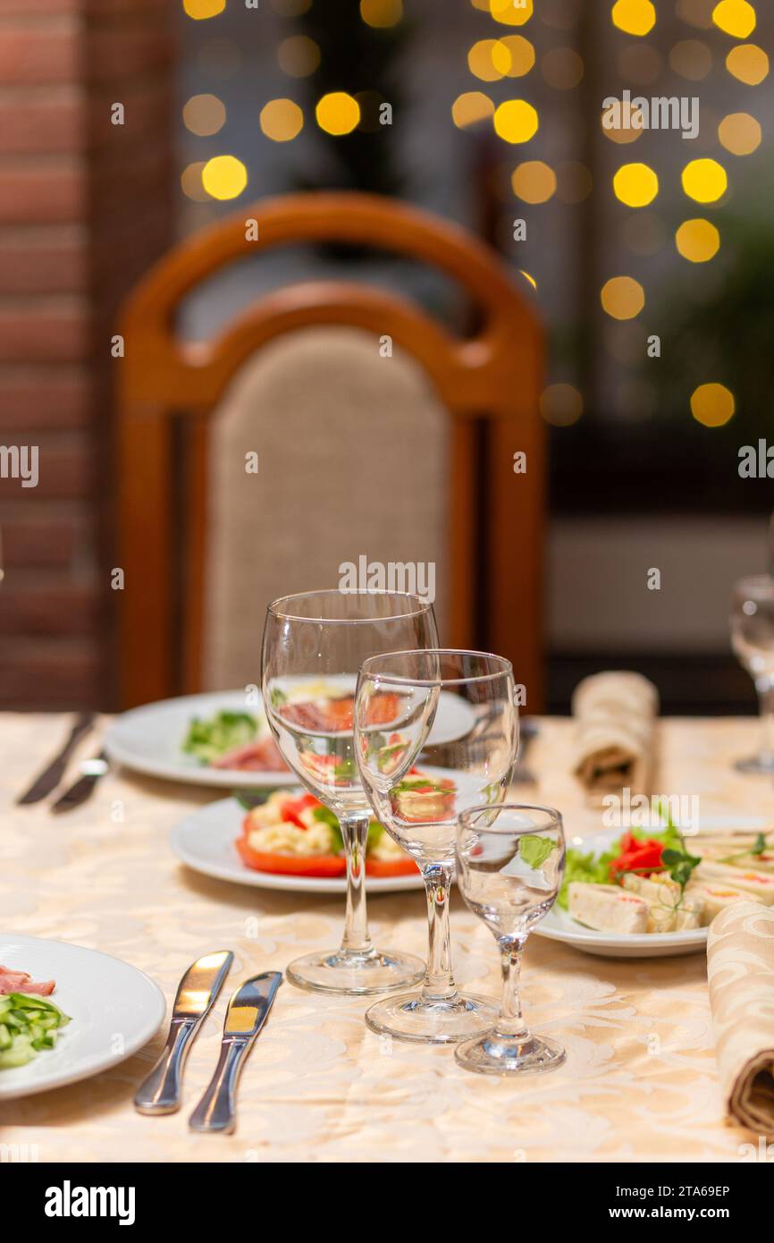 Festlicher Tisch mit Snacks, Gläsern, Gläsern, Besteck und Servietten für ein Bankett anlässlich einer Hochzeit oder eines Geburtstags oder Weihnachten oder einem anderen B Stockfoto