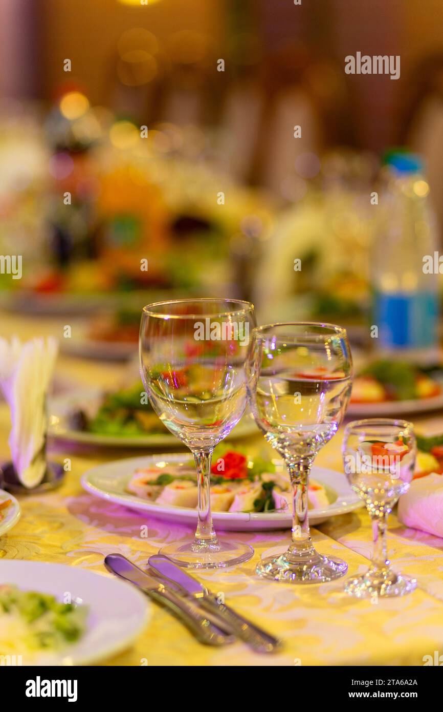 Festlicher Tisch mit Snacks, Gläsern, Gläsern, Besteck und Servietten für ein Bankett anlässlich einer Hochzeit oder eines Geburtstags oder Weihnachten oder einem anderen B Stockfoto