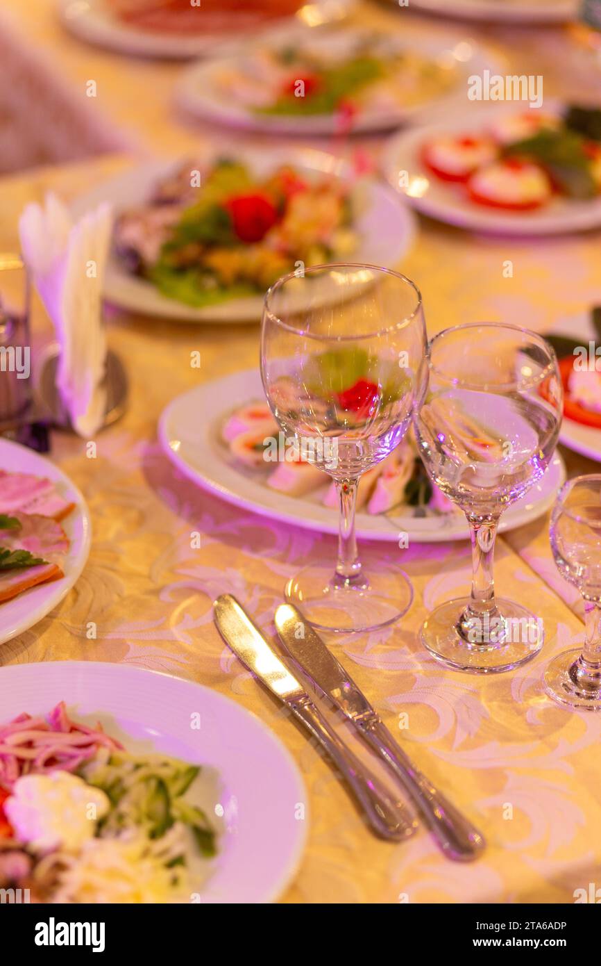 Festlicher Tisch mit Snacks, Gläsern, Gläsern, Besteck und Servietten für ein Bankett anlässlich einer Hochzeit oder eines Geburtstags oder Weihnachten oder einem anderen B Stockfoto