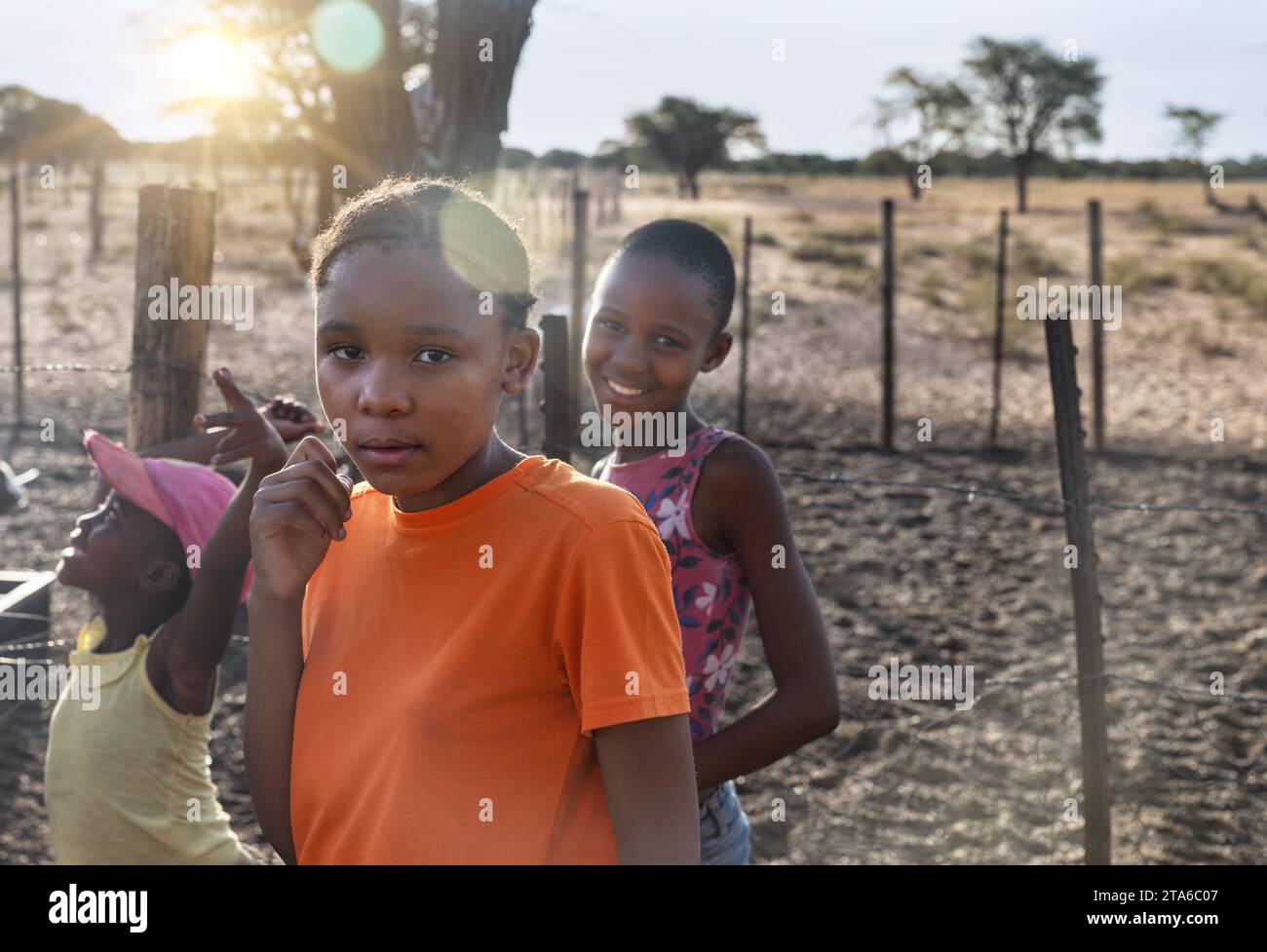 afrikanische Dorfkinder, die bei Sonnenuntergang im Garten spielen Stockfoto