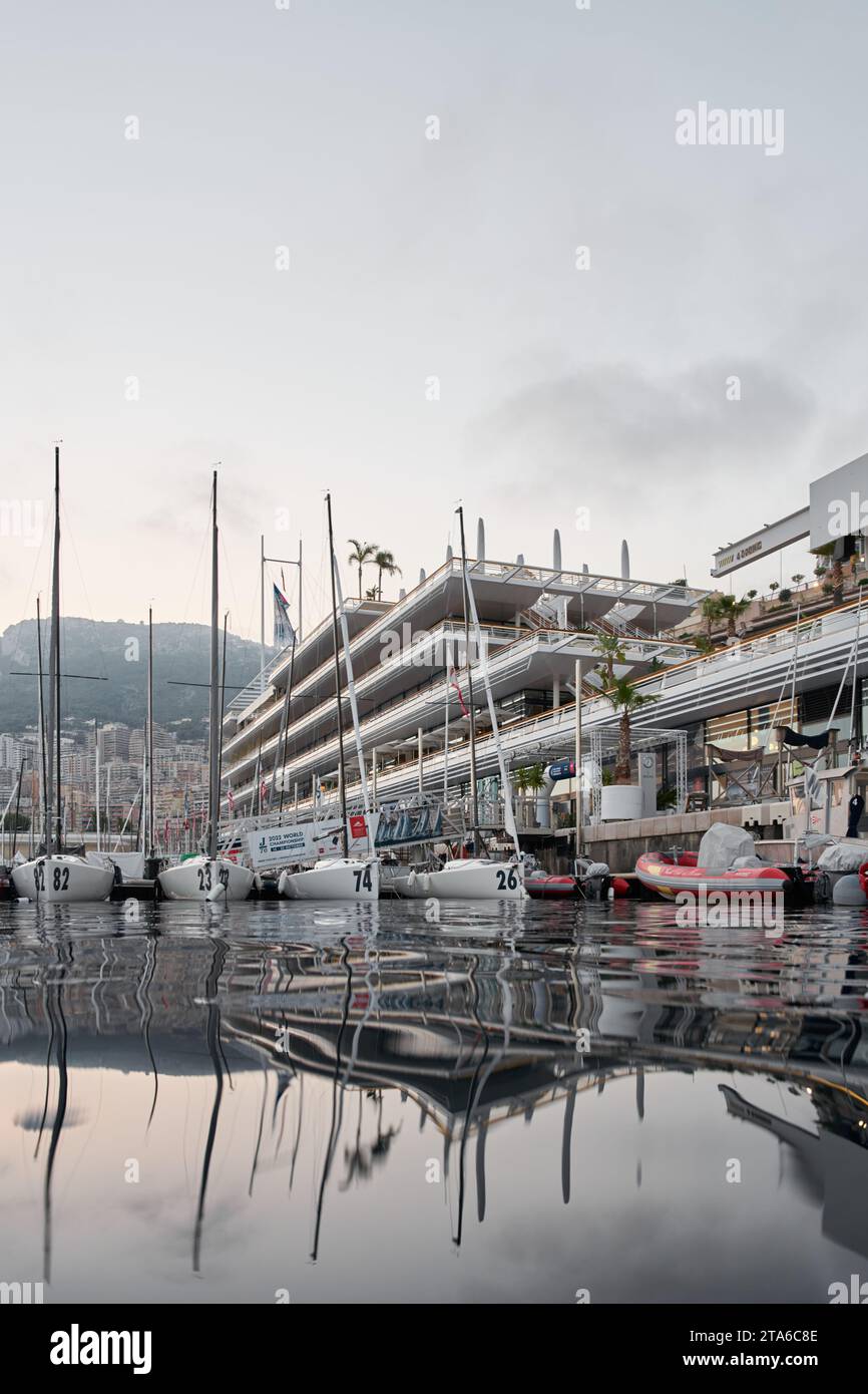 Monaco, Monte-Carlo, 18. Oktober 2022: Viele Segelboote liegen im neuen Yacht Club bei der Weltmeisterschaft der J70-Klasse bei Sonnenuntergang im Hafen Stockfoto