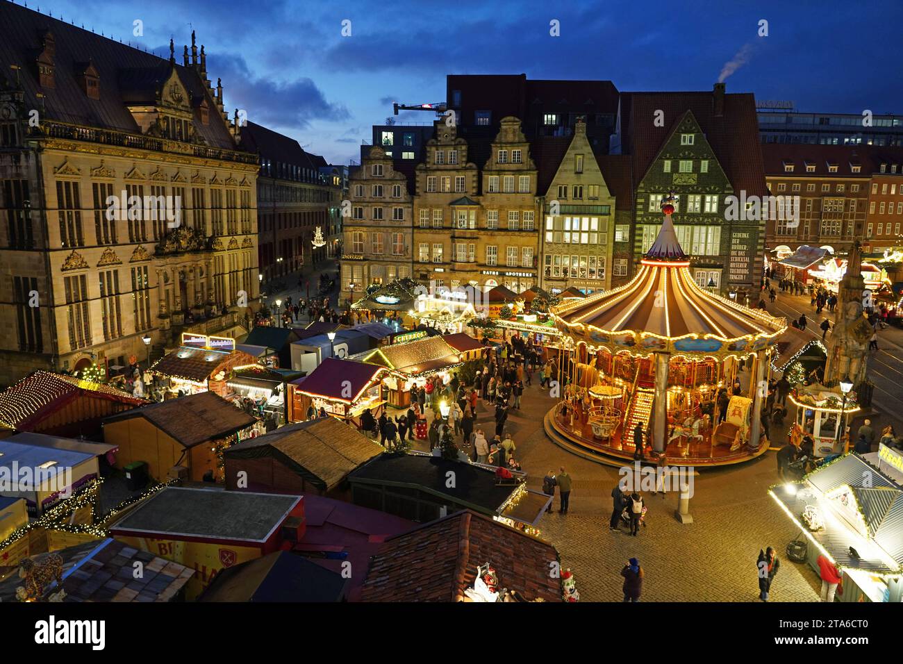 Der Weihnachtsmarkt auf dem Bremer Marktplatz. Links der Sitz der Handelskammer, der sogenannte Schütting. *** Der Weihnachtsmarkt auf dem Bremenner Marktplatz auf der linken Seite ist Sitz der Handelskammer, der sogenannten Schütting Stockfoto