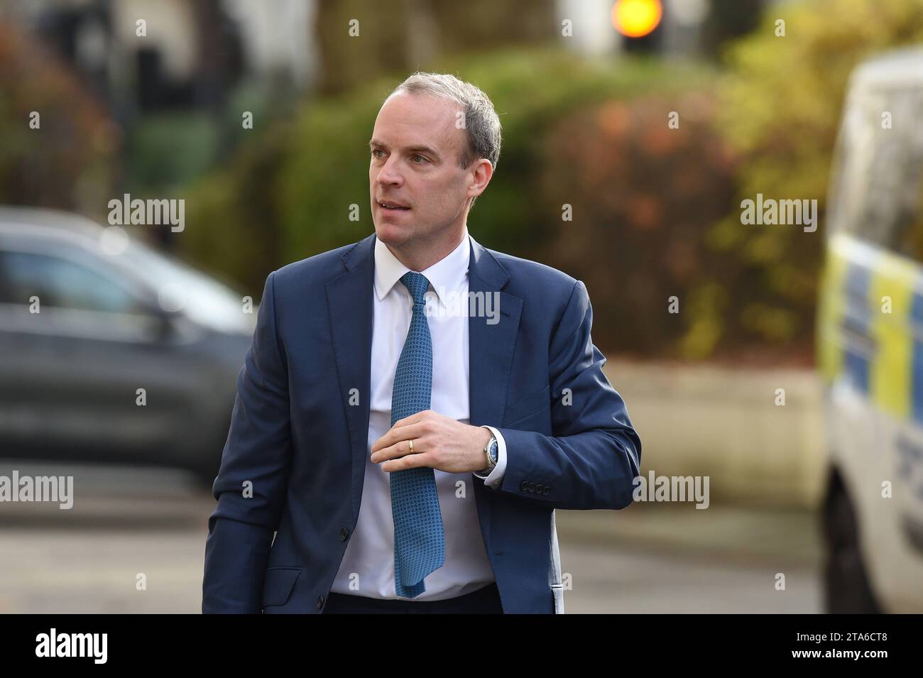 Britische COVID-19-Untersuchung London Dominic Raab, ehemaliger stellvertretender Premierminister des Vereinigten Königreichs, kommt, um Beweise für die COVID-19-Untersuchung des Vereinigten Königreichs vorzulegen. Es handelt sich um eine unabhängige öffentliche Untersuchung zur Reaktion des Vereinigten Königreichs auf die COVID-19-Pandemie und zu den Auswirkungen dieser Pandemie — und um Lehren für die Zukunft zu lernen, die im Dorland House im Westen Londons stattfinden. London West London Vereinigtes Königreich Copyright: XMartinxDaltonx COVID Inquiry London 291123 MD 010 Stockfoto