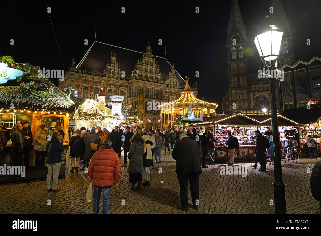 Der Weihnachtsmarkt auf dem Bremer Marktplatz. Im Hintergrund das historische Rathaus, das zum Weltkulturerbe gehört. *** Der Weihnachtsmarkt auf dem Bremens Markt im Hintergrund ist das historische Rathaus, das zum Weltkulturerbe gehört Stockfoto