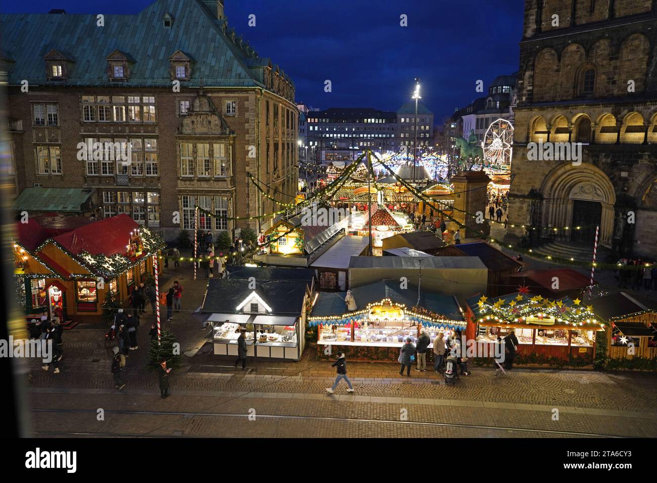 Der Bremer Weihnachtsmarkt steht nicht nur auf dem Bremer Marktplatz, sondern auch auf dem benachbarten Domshof Foto. Links das sogenannte neue Rathaus, rechts der Dom. *** Bremens Weihnachtsmarkt befindet sich nicht nur am Bremens Markt, sondern auch im benachbarten Domshof Hof Foto links Stockfoto