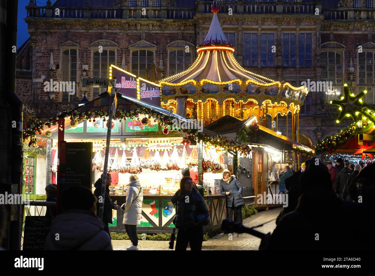 Der Weihnachtsmarkt auf dem Bremer Marktplatz. Im Hintergrund das historische Rathaus. *** Der Weihnachtsmarkt auf dem Bremens Markt das historische Rathaus im Hintergrund Credit: Imago/Alamy Live News Stockfoto