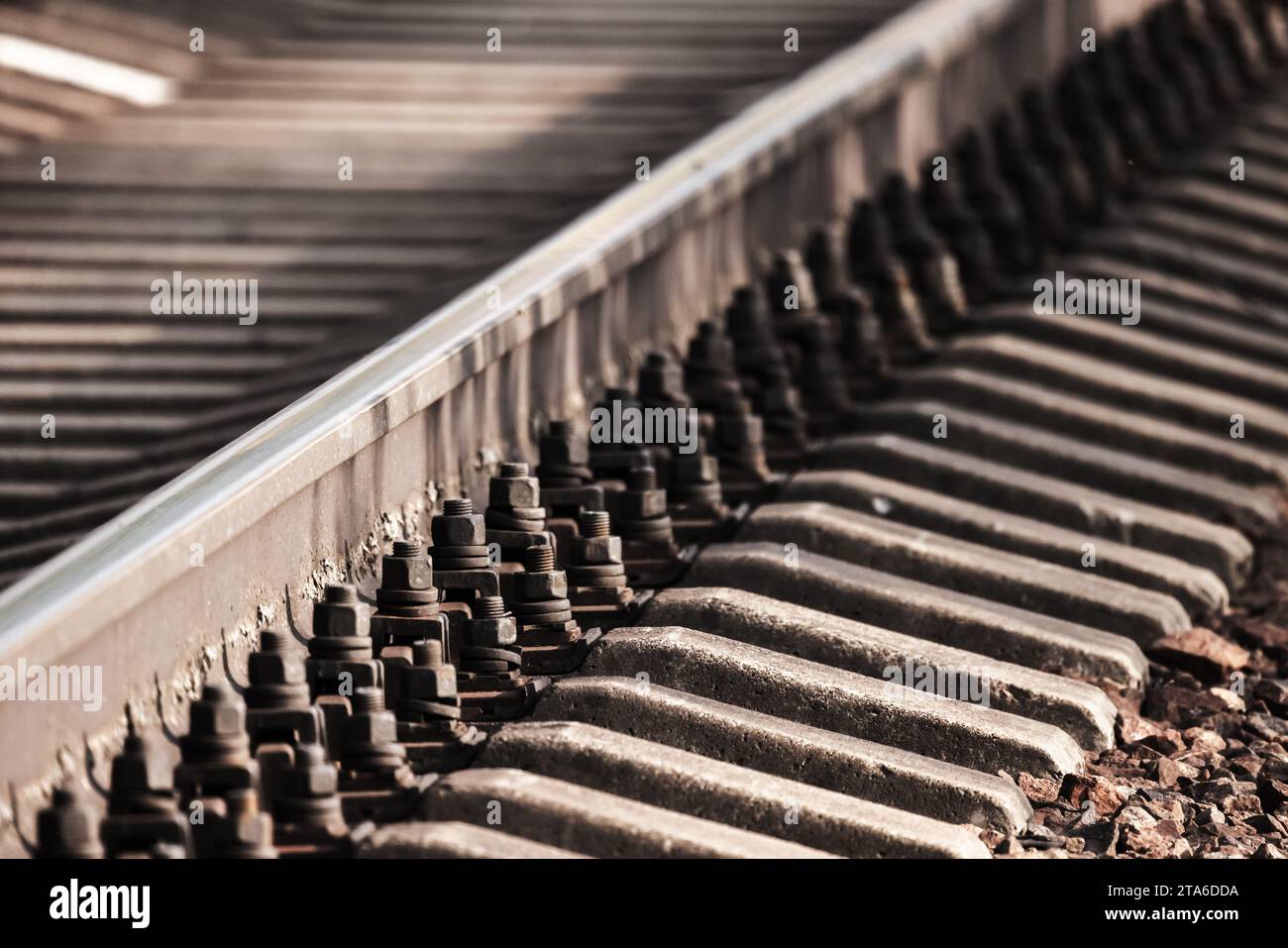 Nahaufnahme eines Eisenbahngleises, Foto mit selektivem Weichfokus. Abstrakter industrieller Transporthintergrund Stockfoto