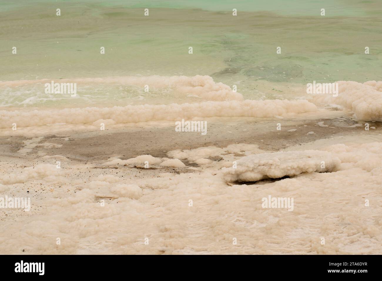 Blick auf das Tote Meer von der jordanischen Grenze mit Salzablagerungen. Stockfoto