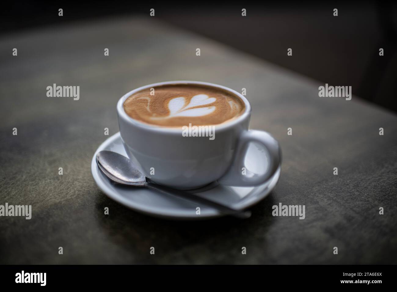 Flacher weißer Kaffee mit Latte Art Stockfoto