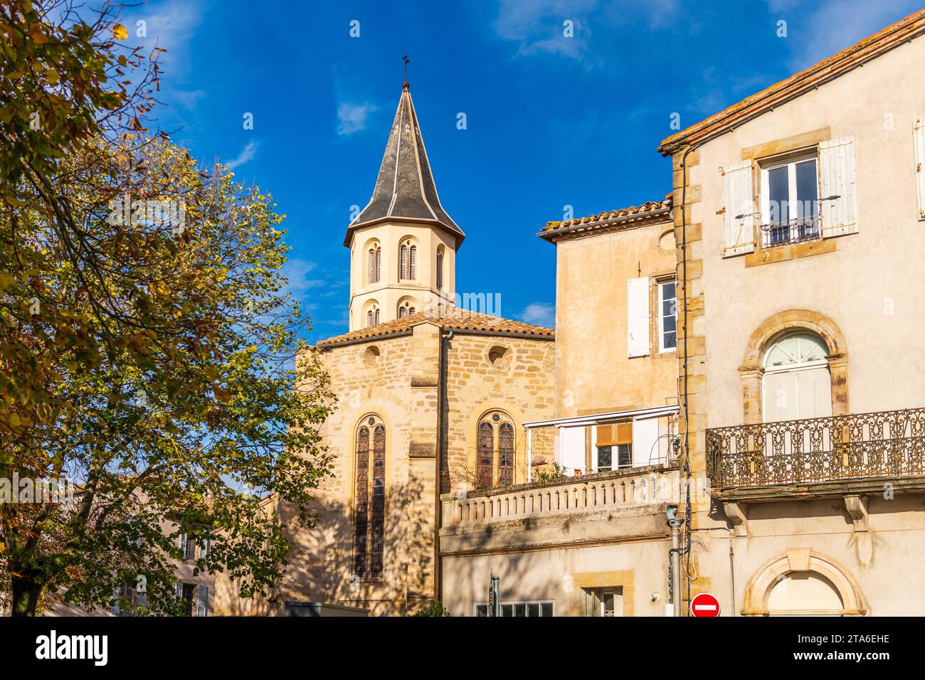 Blick auf ein Viertel von Castelnaudary mit dem Glockenturm der Kirche Saint Jean Baptiste in Castelnaudary, in Aude, in Occitanie, Frankreich Stockfoto