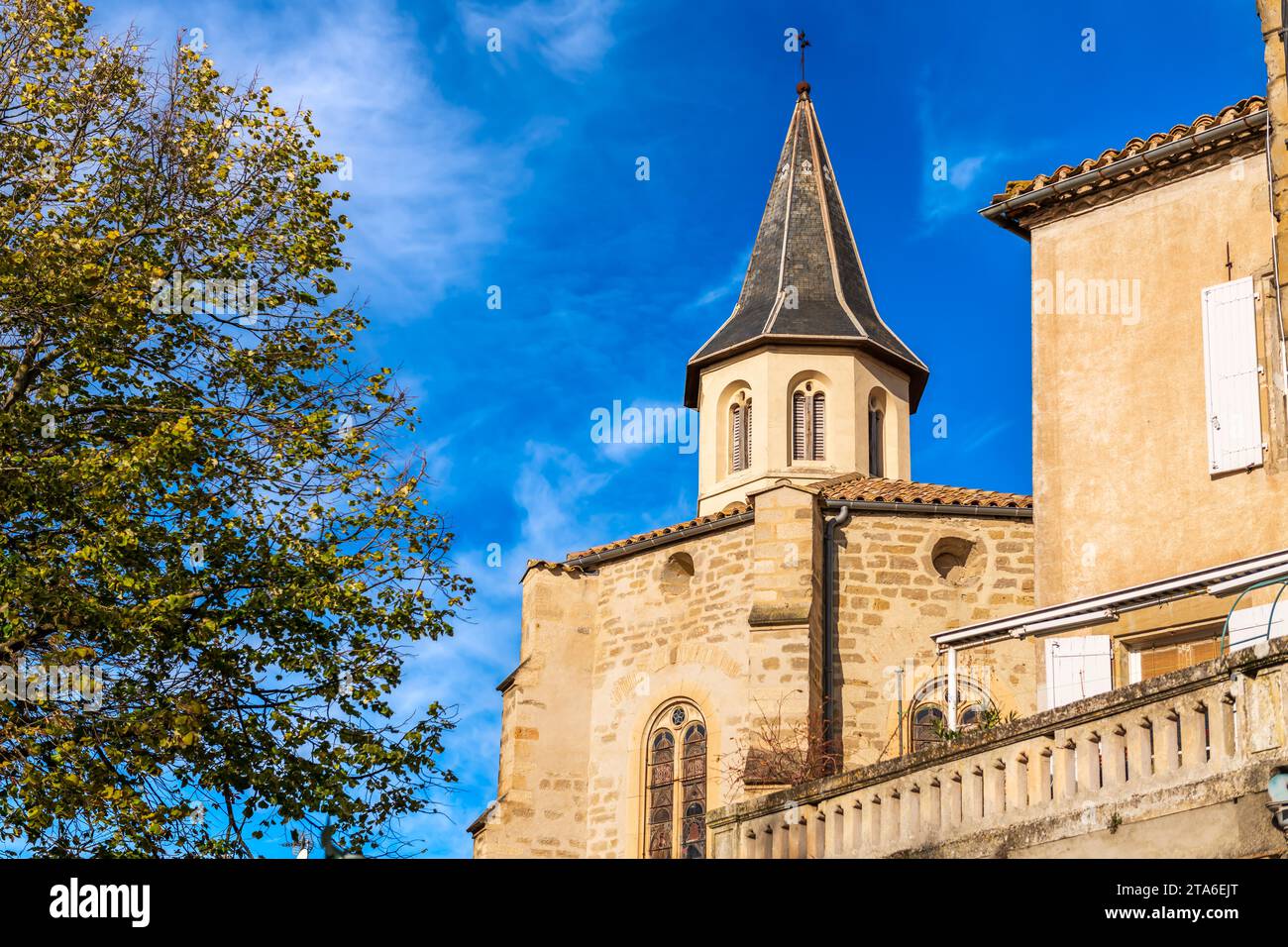 Blick auf ein Viertel von Castelnaudary mit dem Glockenturm der Kirche Saint Jean Baptiste in Castelnaudary, in Aude, in Occitanie, Frankreich Stockfoto