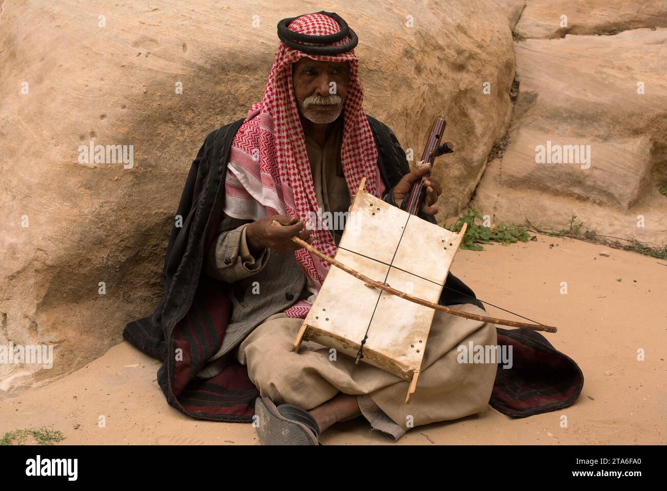 Jordanischer traditioneller Musiker in Siq al-Bariden. Stockfoto