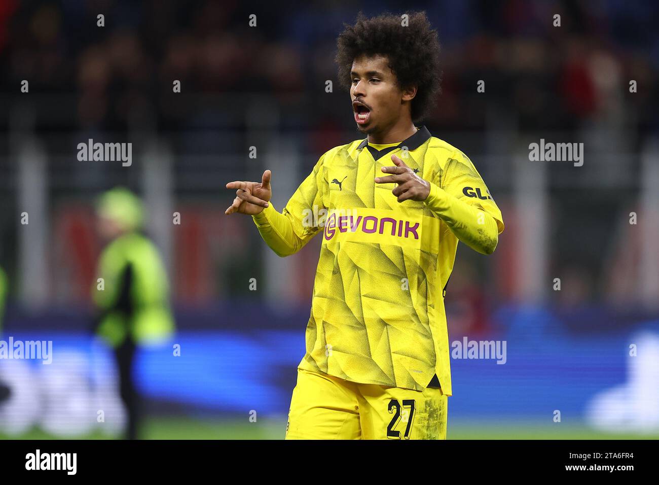 Mailand, Italien. November 2023. Karim Adeyemi von Borussia Dortmund feiert am Ende des Fußballspiels der UEFA Champions League zwischen dem AC Mailand und der Borussia Dortmund. Quelle: Marco Canoniero/Alamy Live News Stockfoto