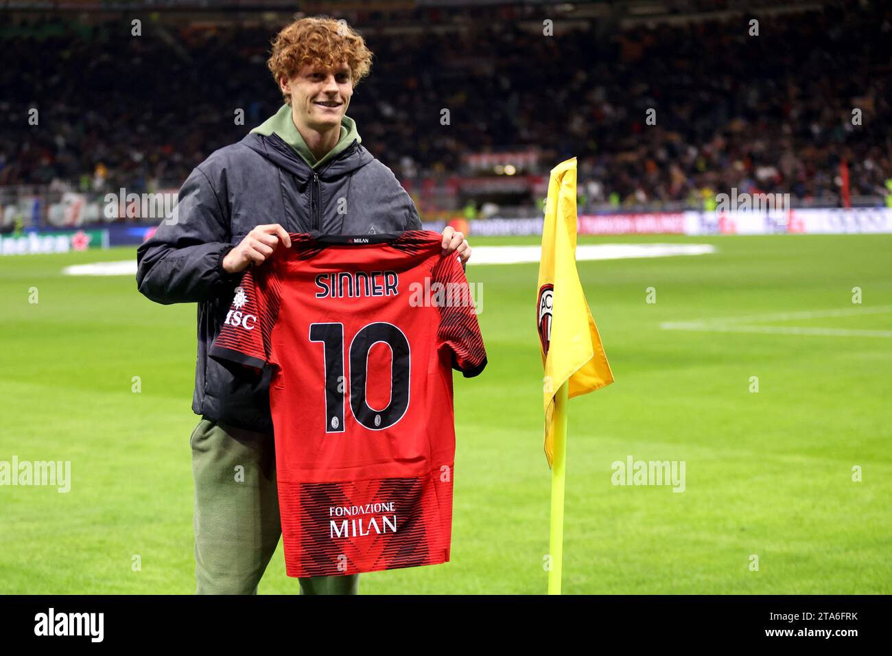 Mailand, Italien. November 2023. Tennisspielerin Jannik Sinner zeigt vor dem UEFA Champions League-Fußballspiel zwischen AC Mailand und Borussia Dortmund das maßgeschneiderte Trikot aus Mailand. Quelle: Marco Canoniero/Alamy Live News Stockfoto