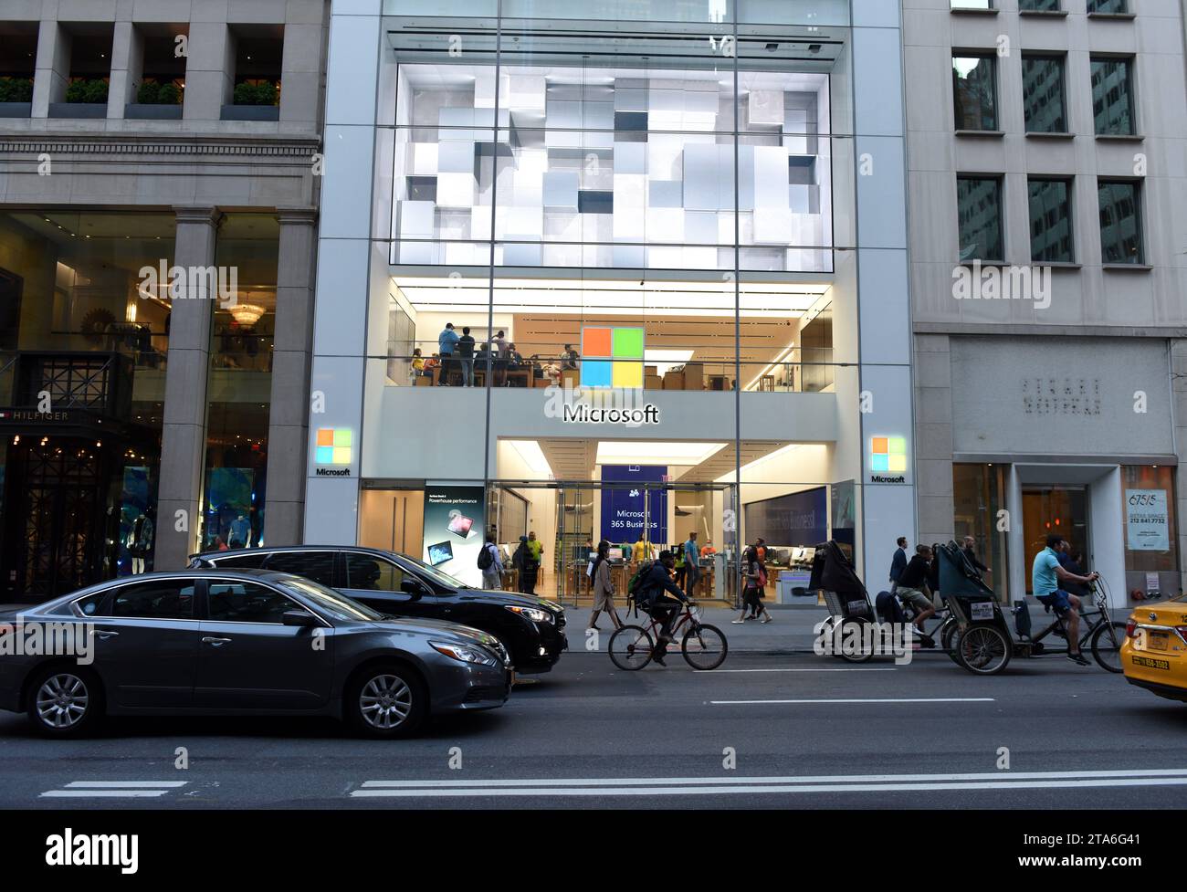 New York, USA – 25. Mai 2018: Microsoft Store in der Fifth Avenue in New York City. Stockfoto