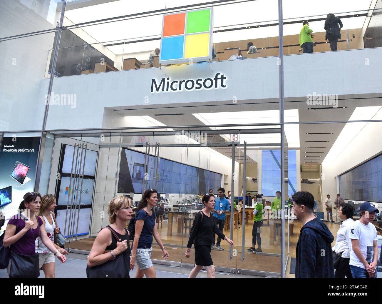 New York, USA - 25. Mai 2018: Fußgänger gehen am Microsoft Store auf der Fifth Avenue in New York City vorbei. Stockfoto