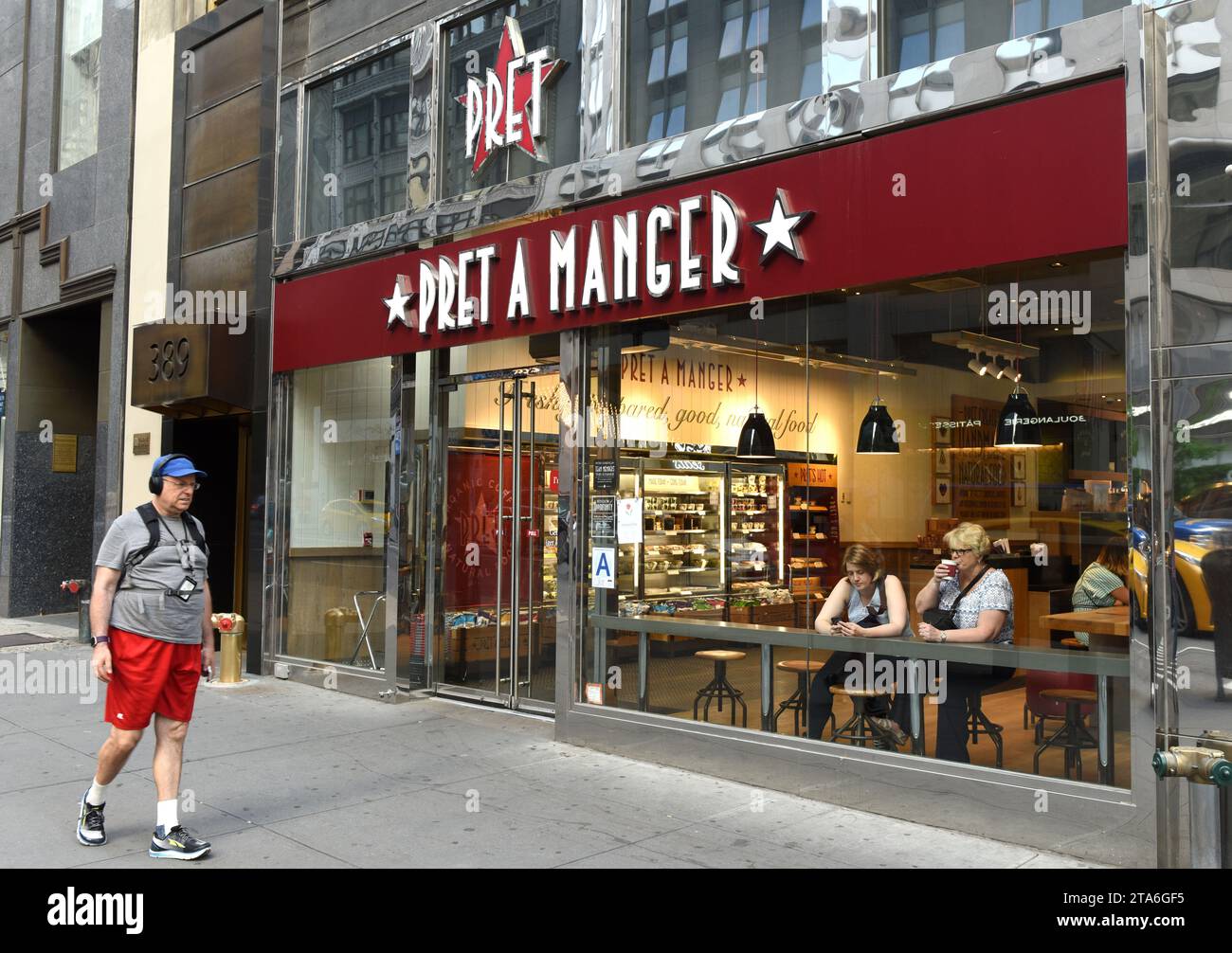 New York, USA - 26. Mai 2018: Man Pass in der Nähe von Pret A Manger in Manhattan in New York. Stockfoto