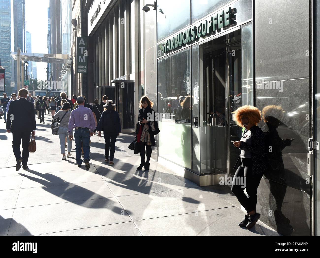 New York, USA - 30. Mai 2018: Menschen auf der Straße in der Nähe von Starbucks Coffee in Midtown of Manhattan. Stockfoto
