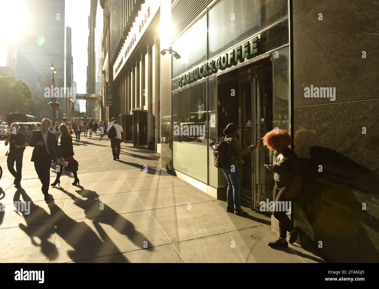New York, USA - 30. Mai 2018: Menschen auf der Straße in der Nähe von Starbucks Coffee in Midtown of Manhattan. Stockfoto