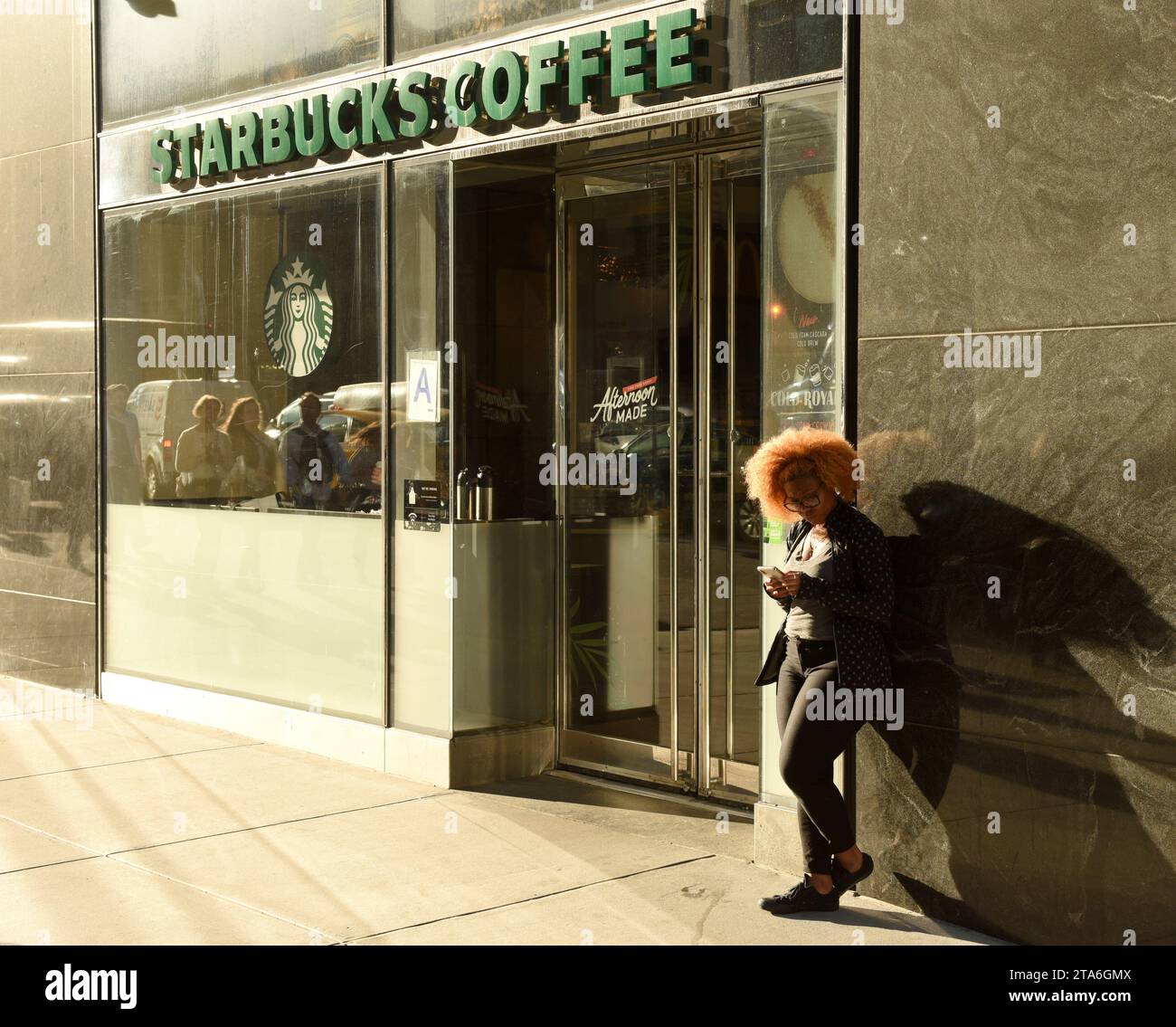 New York, USA - 30. Mai 2018: Menschen auf der Straße in der Nähe von Starbucks Coffee in Midtown of Manhattan. Stockfoto