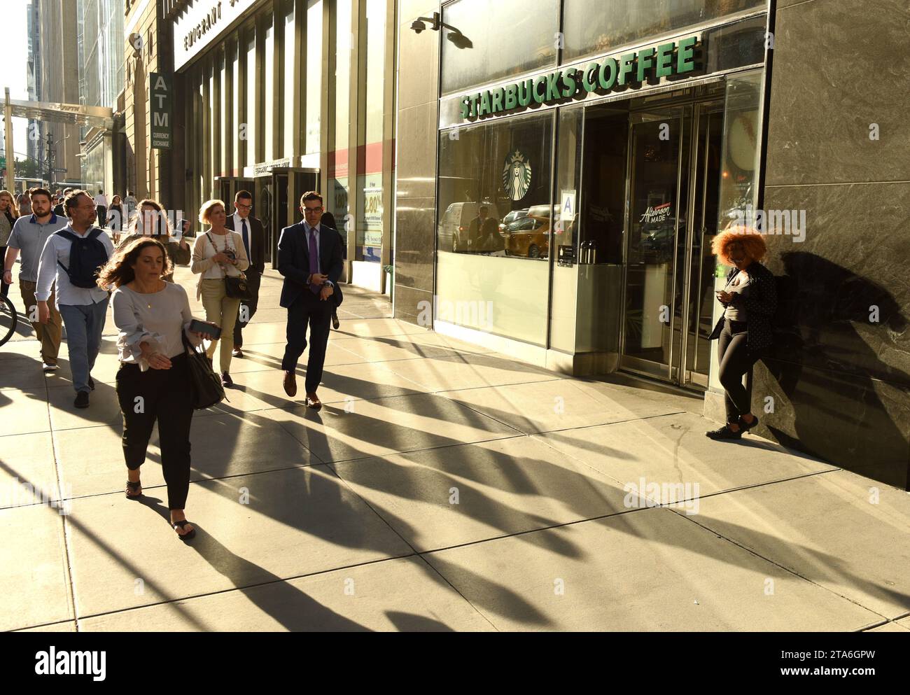 New York, USA - 30. Mai 2018: Menschen auf der Straße in der Nähe von Starbucks Coffee in Midtown of Manhattan. Stockfoto