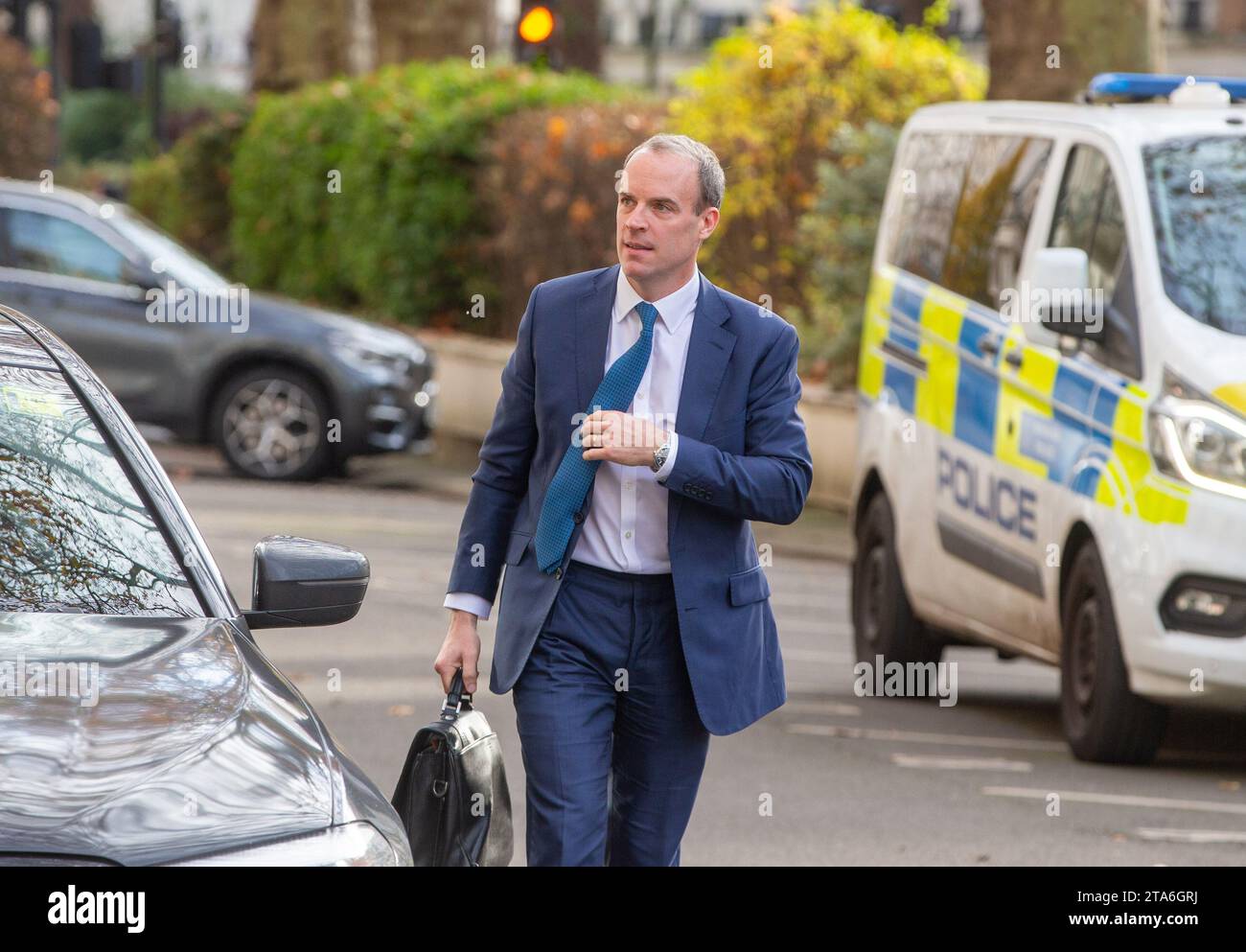 London, England, Großbritannien. November 2023. Der ehemalige stellvertretende Premierminister DOMINIC RAAB trifft bei einer öffentlichen Anhörung zur COVID-19-Untersuchung ein, bevor er Beweise gibt. (Kreditbild: © Tayfun Salci/ZUMA Press Wire) NUR REDAKTIONELLE VERWENDUNG! Nicht für kommerzielle ZWECKE! Stockfoto