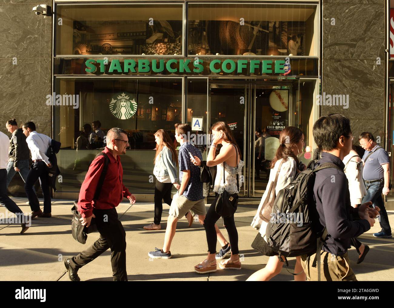 New York, USA - 30. Mai 2018: Menschen auf der Straße in der Nähe von Starbucks Coffee in Midtown of Manhattan. Stockfoto