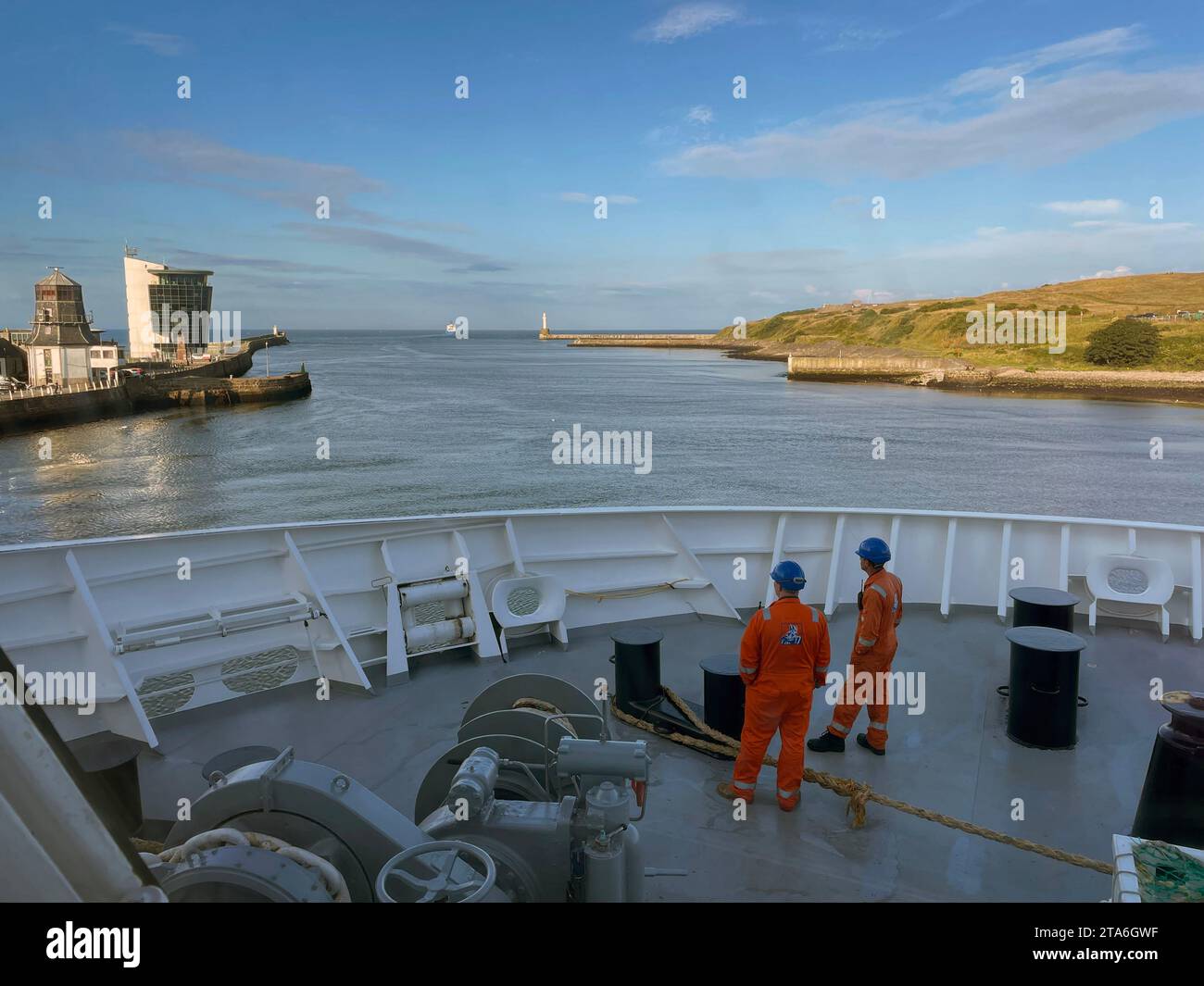 Sie segeln am frühen Abend aus der Hafeneinfahrt nach Aberdeen in Schottland an Bord der North Link Fähre, die zu den Shetland Inseln führt Stockfoto