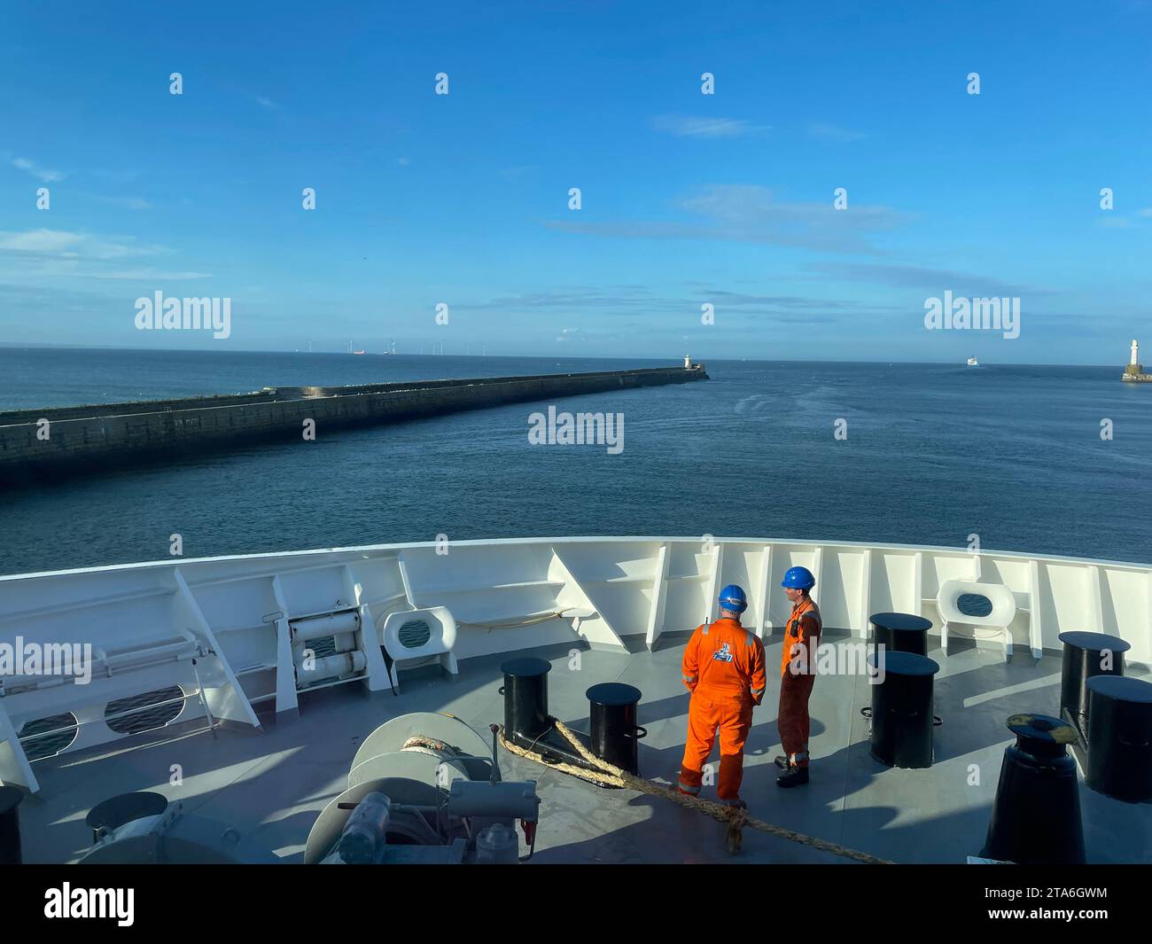 Sie segeln am frühen Abend aus dem Hafeneingang von Aberdeen in Schottland mit der Fähre North Link zu den Shetland-Inseln Stockfoto