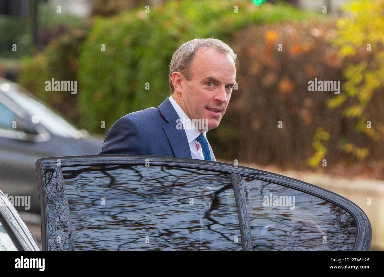 London, England, Großbritannien. November 2023. Der ehemalige stellvertretende Premierminister DOMINIC RAAB trifft bei einer öffentlichen Anhörung zur COVID-19-Untersuchung ein, bevor er Beweise gibt. (Kreditbild: © Tayfun Salci/ZUMA Press Wire) NUR REDAKTIONELLE VERWENDUNG! Nicht für kommerzielle ZWECKE! Stockfoto