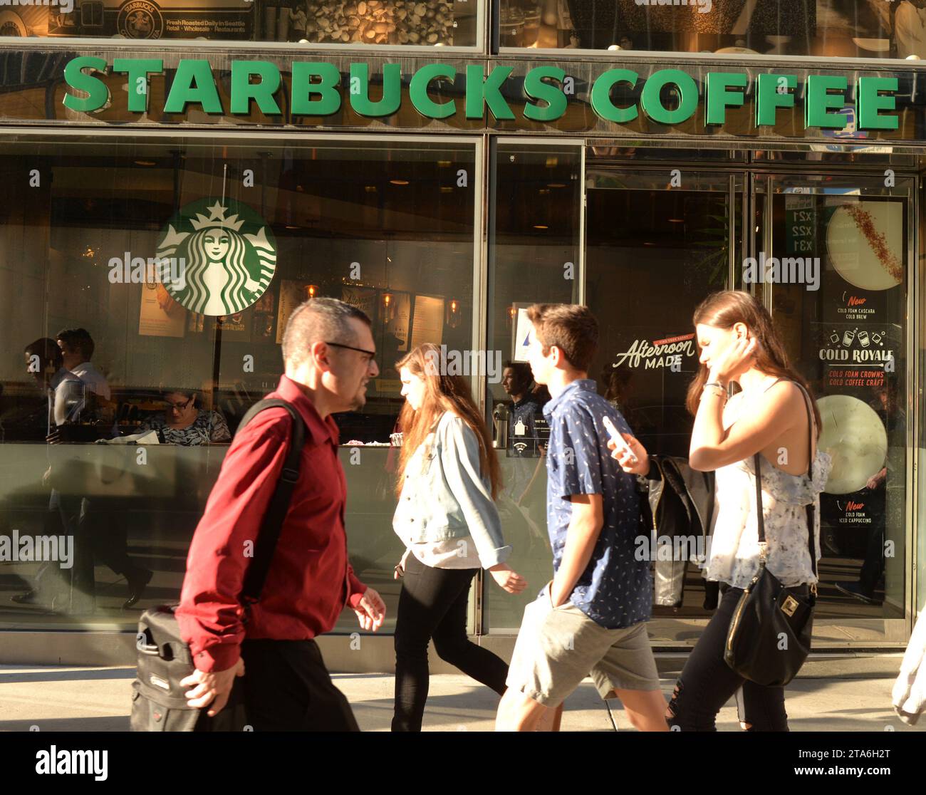New York, USA - 30. Mai 2018: Menschen auf der Straße in der Nähe von Starbucks Coffee in Midtown of Manhattan. Stockfoto