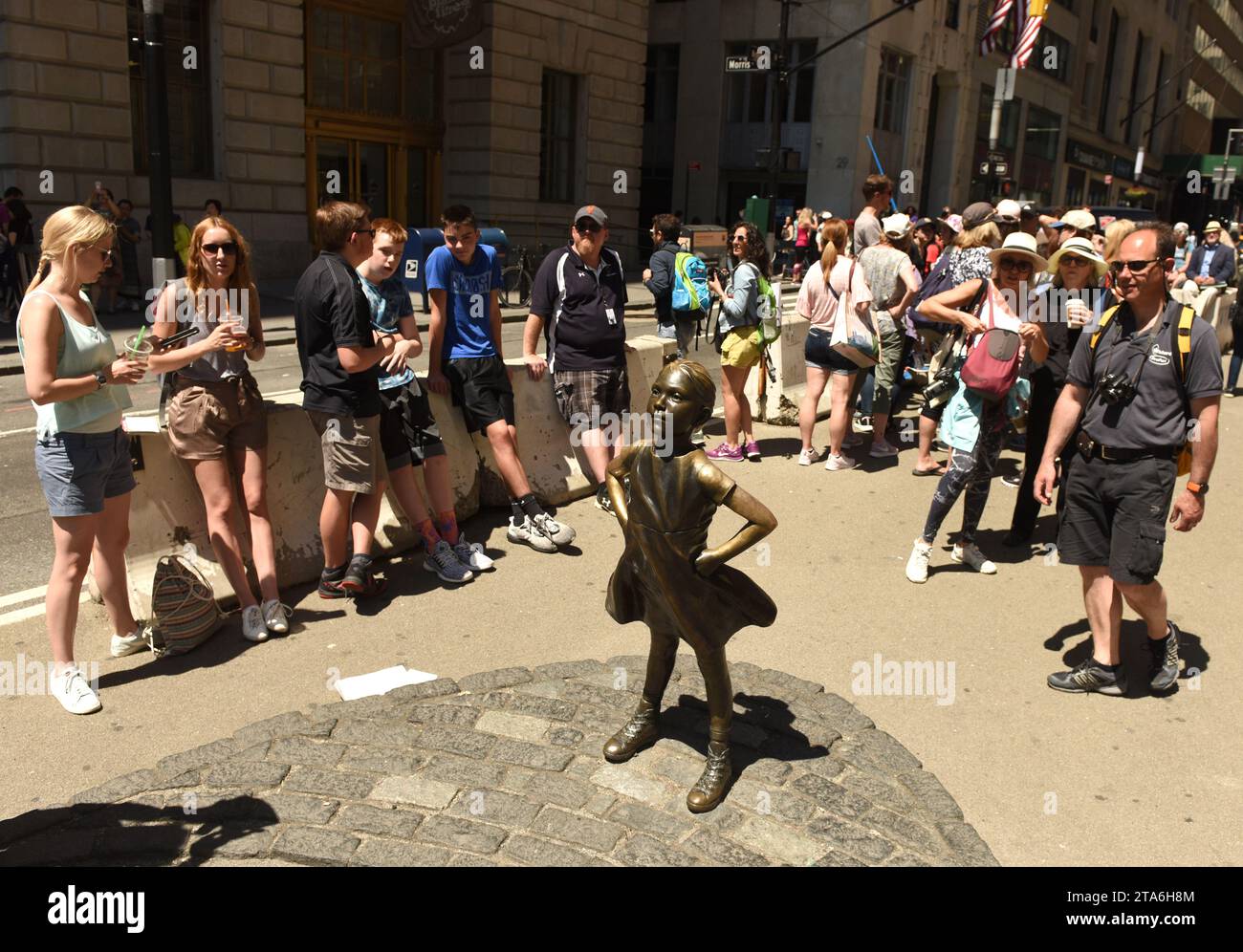 New York, USA – Mai 2018: Menschen in der Nähe der „Fearless Girl“-Statue vor dem Charging Bull in New York. Stockfoto