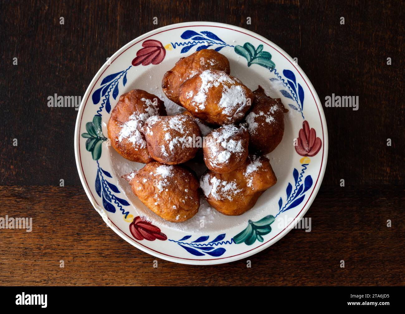 Traditionelles holländisches Oliebollen mit Puderzucker auf dem Teller Stockfoto