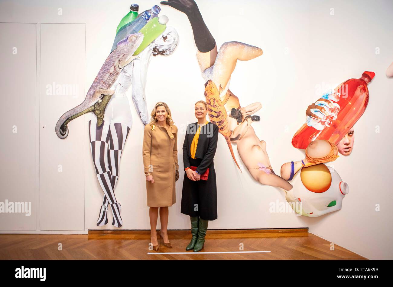 Paris, Frankreich. November 2023. Königin Maxima und Viviane Sassen bei der Ausstellung im Maison Européenne de la Photographie in Paris Foto: Albert Nieboer Credit: dpa/Alamy Live News Stockfoto