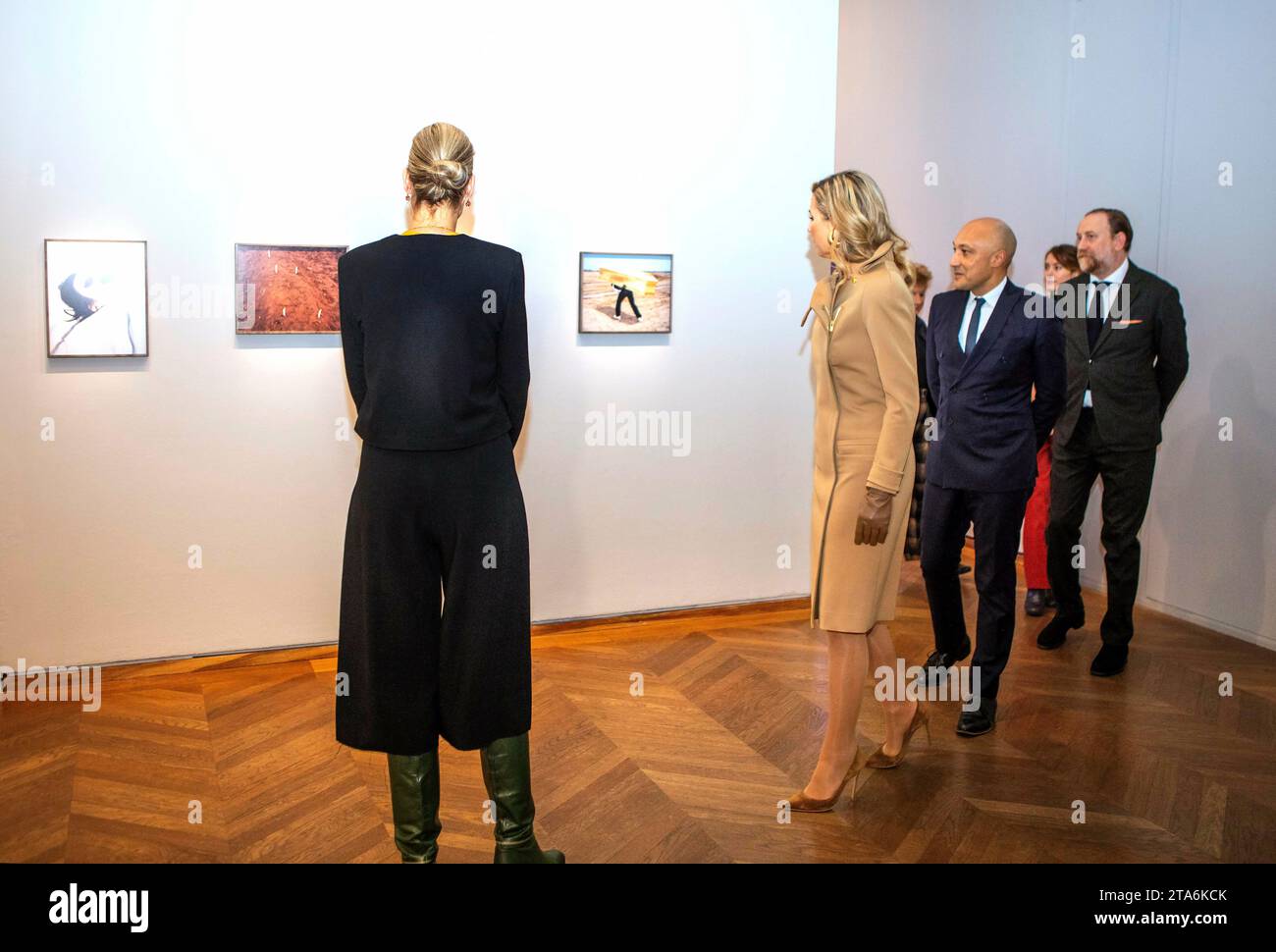 Paris, Frankreich. November 2023. Königin Maxima und Viviane Sassen bei der Ausstellung im Maison Européenne de la Photographie in Paris Foto: Albert Nieboer Credit: dpa/Alamy Live News Stockfoto