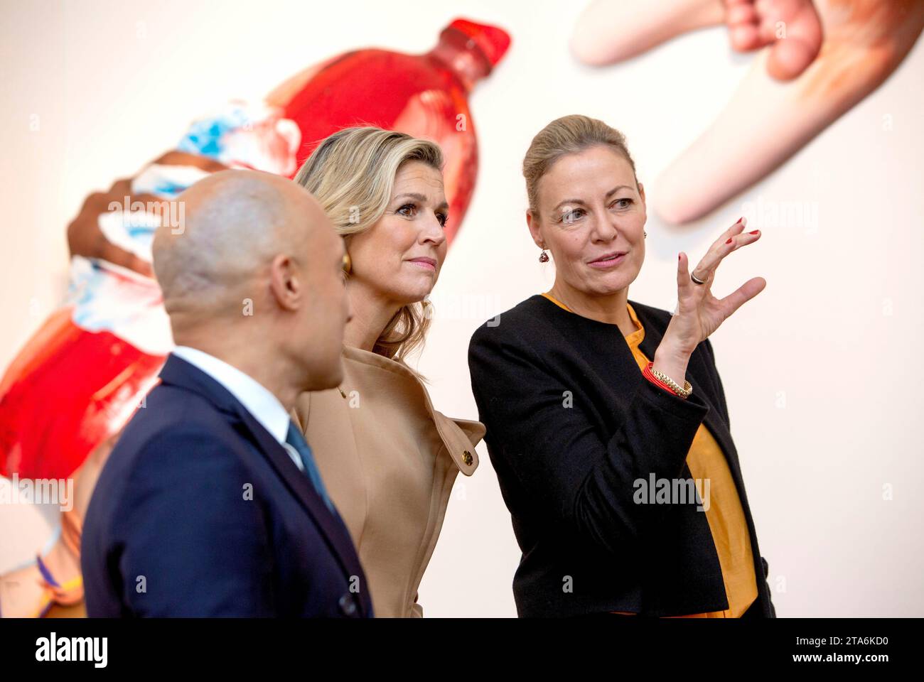 Paris, Frankreich. November 2023. Königin Maxima und Viviane Sassen bei der Ausstellung im Maison Européenne de la Photographie in Paris Foto: Albert Nieboer Credit: dpa/Alamy Live News Stockfoto