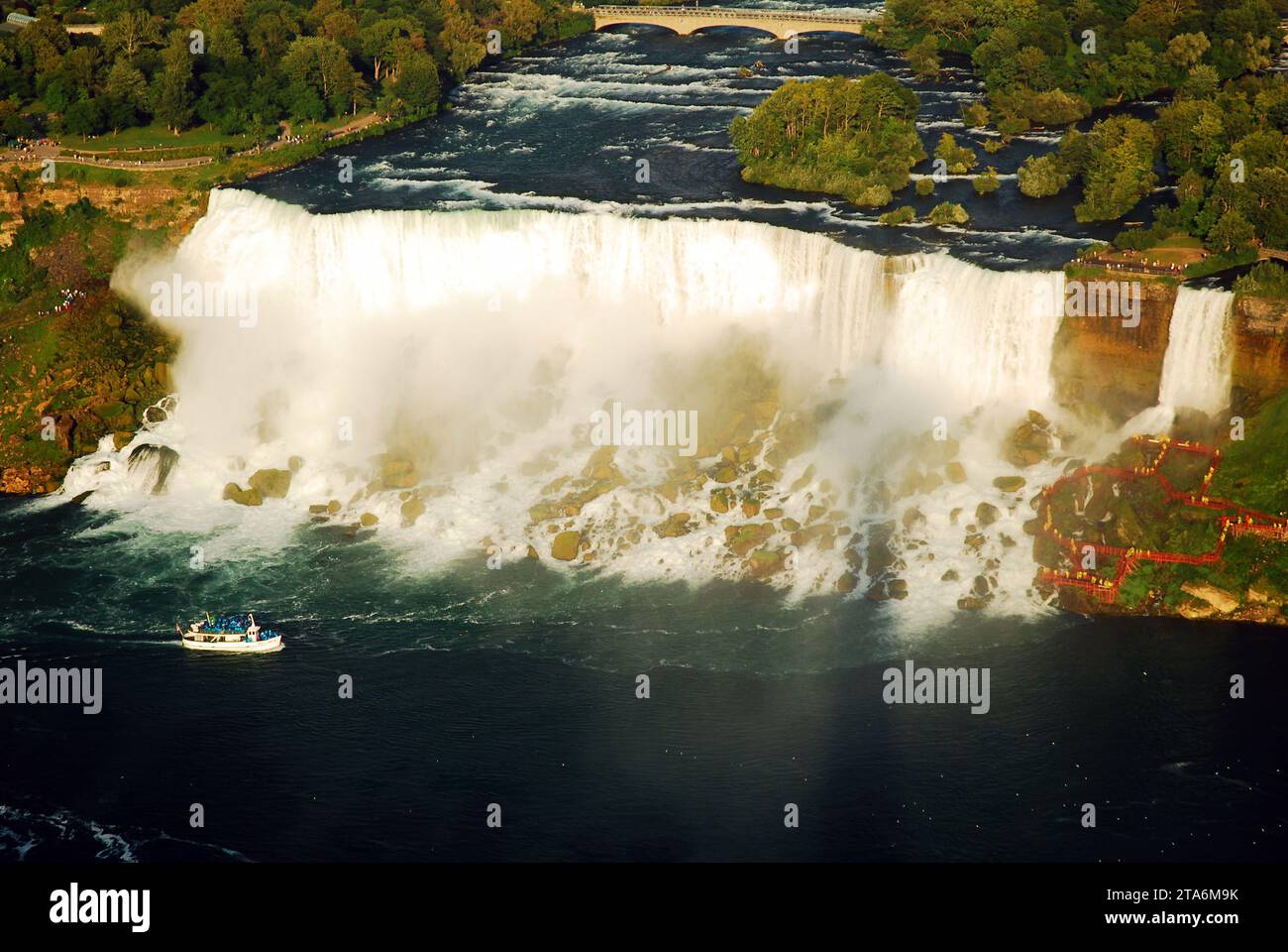 Ein Aussichtspunkt aus der Vogelperspektive bietet einen Aussichtspunkt, um die natürliche Kraft und Schönheit der American Falls in Niagara mit dem Maid of the Mist-Tourboot zu sehen Stockfoto