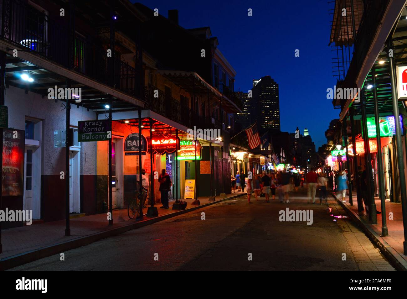 Partygäste und Genießer steigen in die Bourbon Street, im French Quarter von New Orleans, ab, wo sie die Clubs und Bars bei Einbruch der Nacht besuchen können Stockfoto