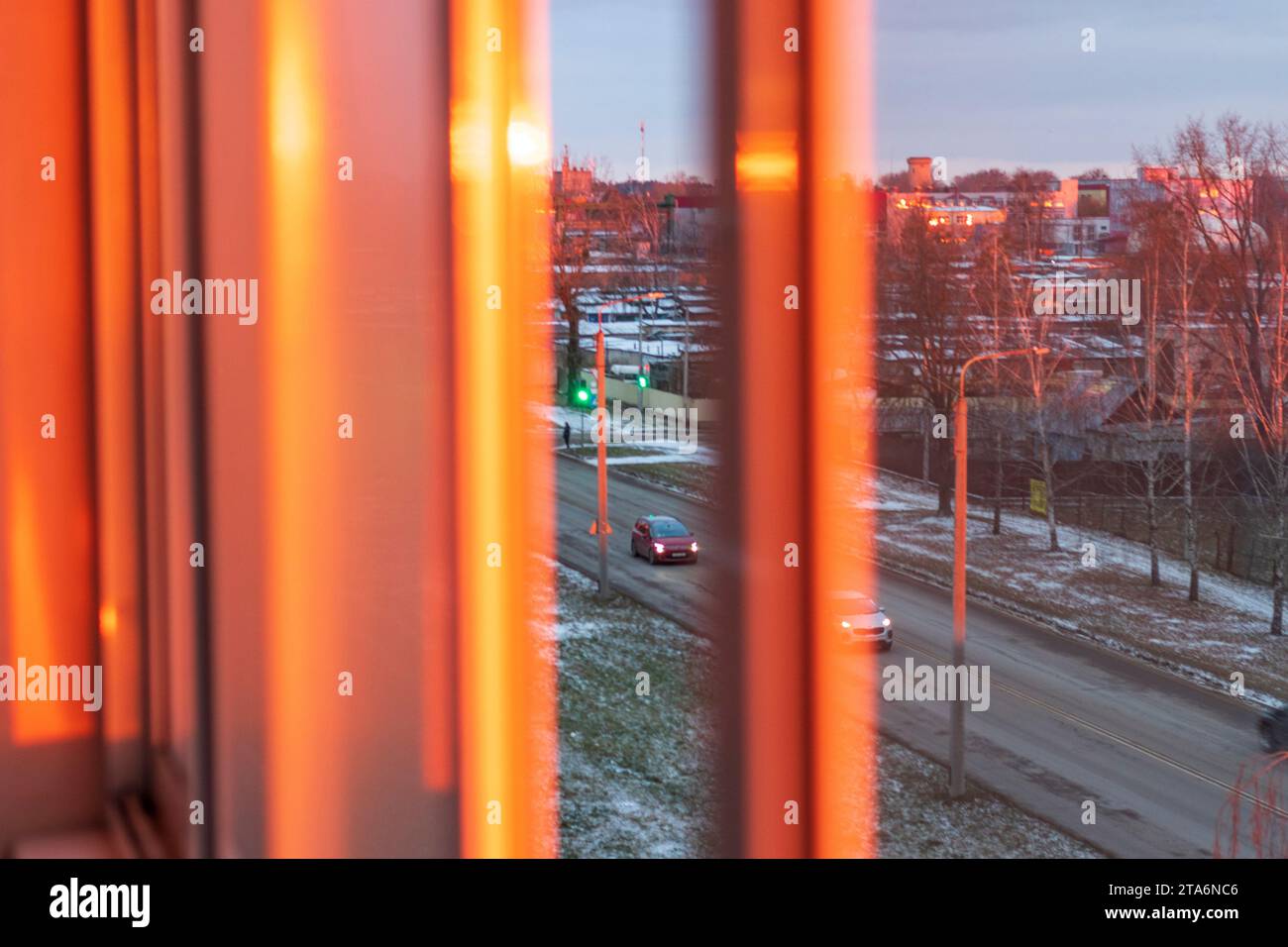 Brest, Weißrussland -11.25.2023 - Aufnahme des dramatischen Sonnenuntergangs in der ländlichen Stadt am kalten Abend Stockfoto