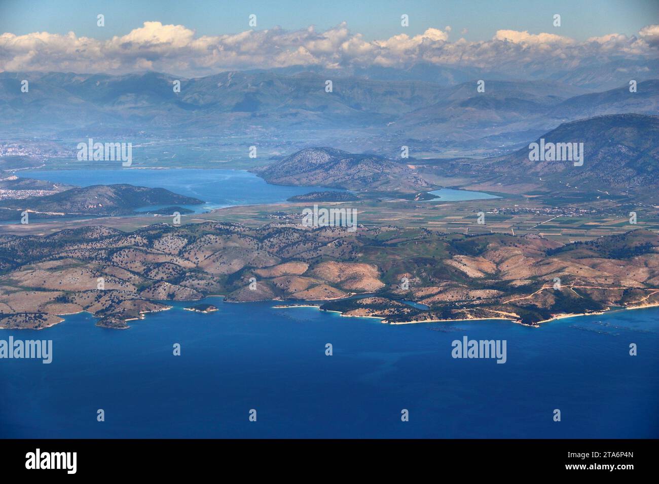 Die Küste von Sagiada in der griechischen Epirus-Region. Albanien im Hintergrund. Stockfoto