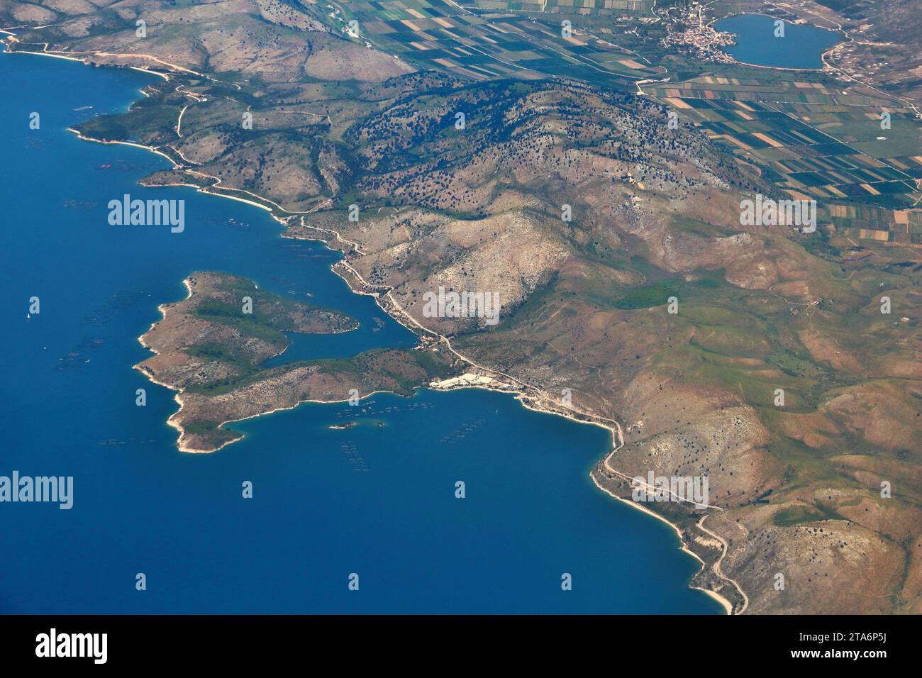 Die Küste von Sagiada in der griechischen Epirus-Region. Albanien im Hintergrund. Stockfoto