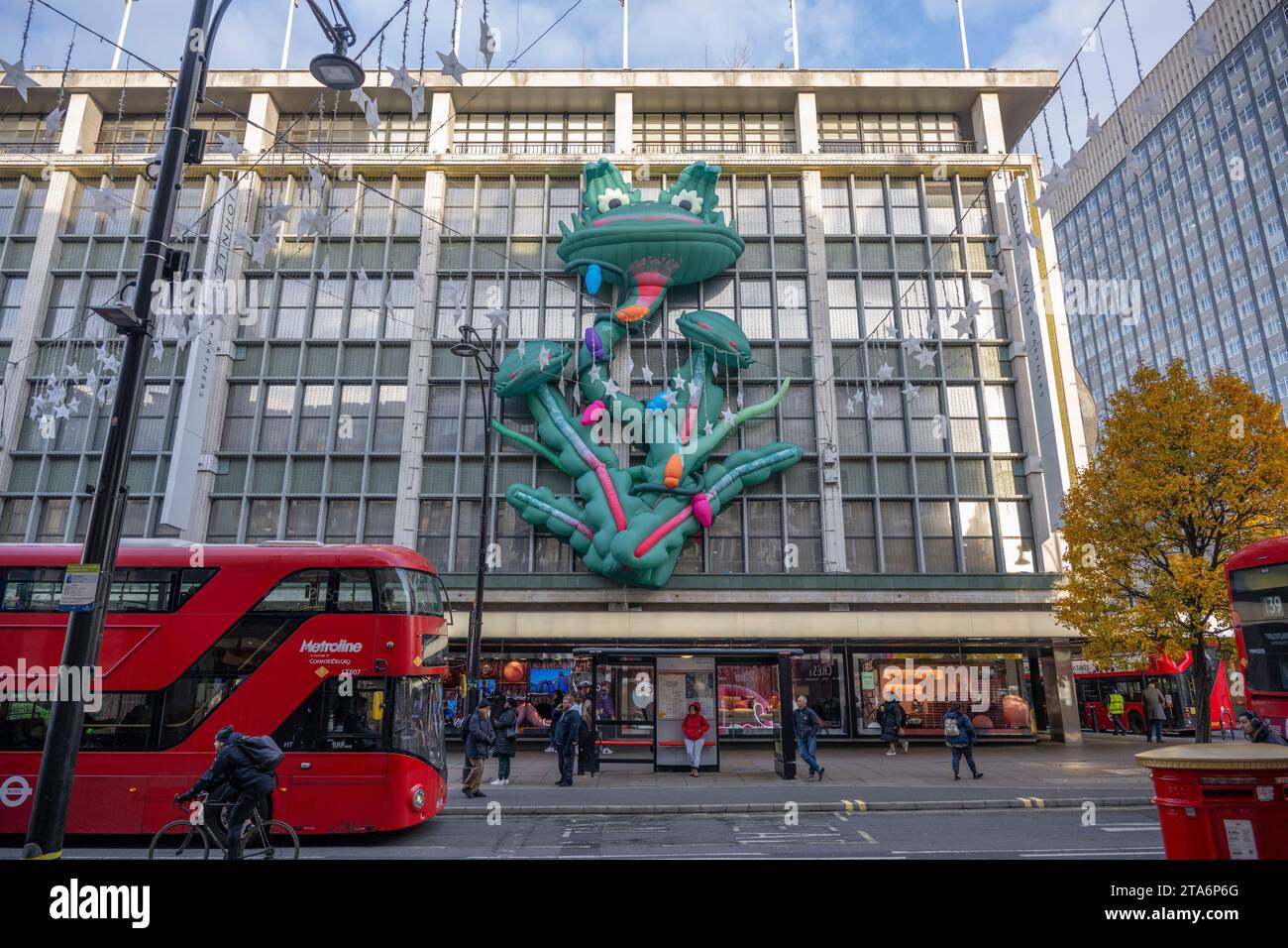 London, Großbritannien. November 2023. Geschäfte im Zentrum von London, die zu Weihnachten 2023 dekoriert sind. John Lewis Store in der Oxford Street mit der Venus Flytrap aus ihrer Weihnachtswerbung. Quelle: Malcolm Park/Alamy Live News Stockfoto