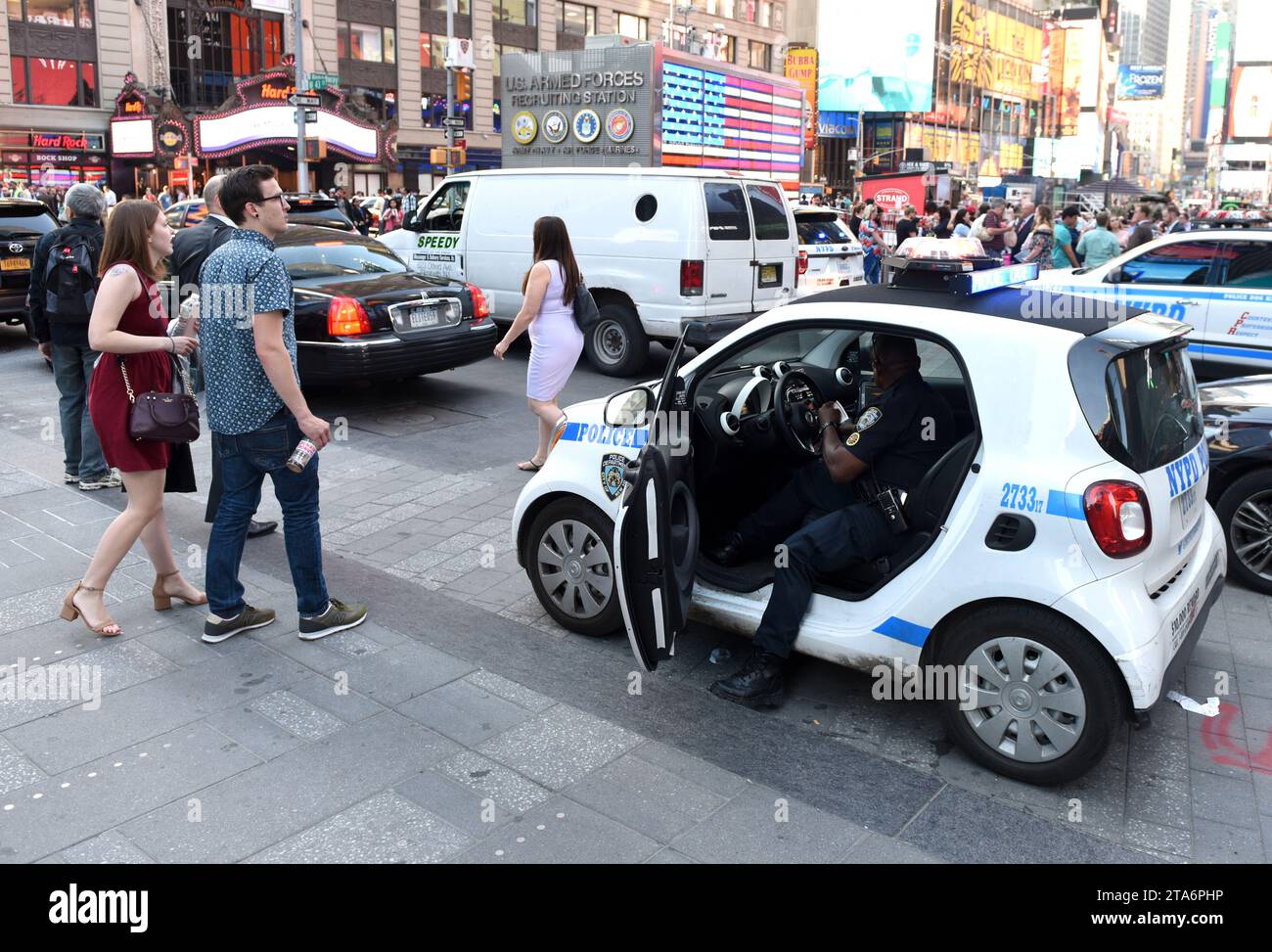 NEW YORK, USA - 24. Mai 2018: Polizist im Polizeiwagen, der seine Aufgaben auf den Straßen von Manhattan wahrnimmt. New York City Police Department (NYPD). Stockfoto