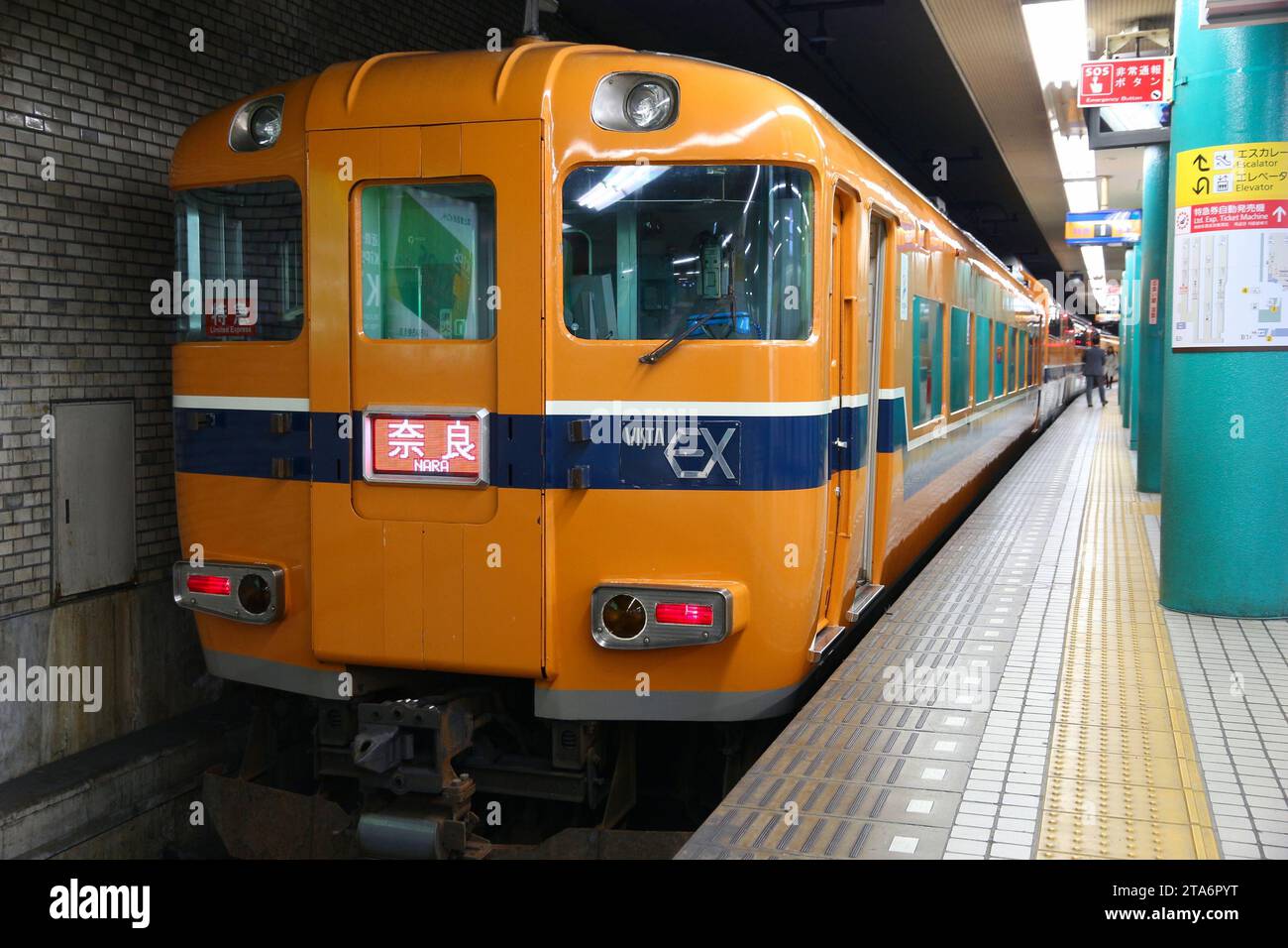 NARA, JAPAN - 23. NOVEMBER 2016: Pendlerzug vom Typ Limited Express wartet am Bahnhof Nara in Japan. Kinki Nihon Railway 30000 Serie Vista EX RO Stockfoto