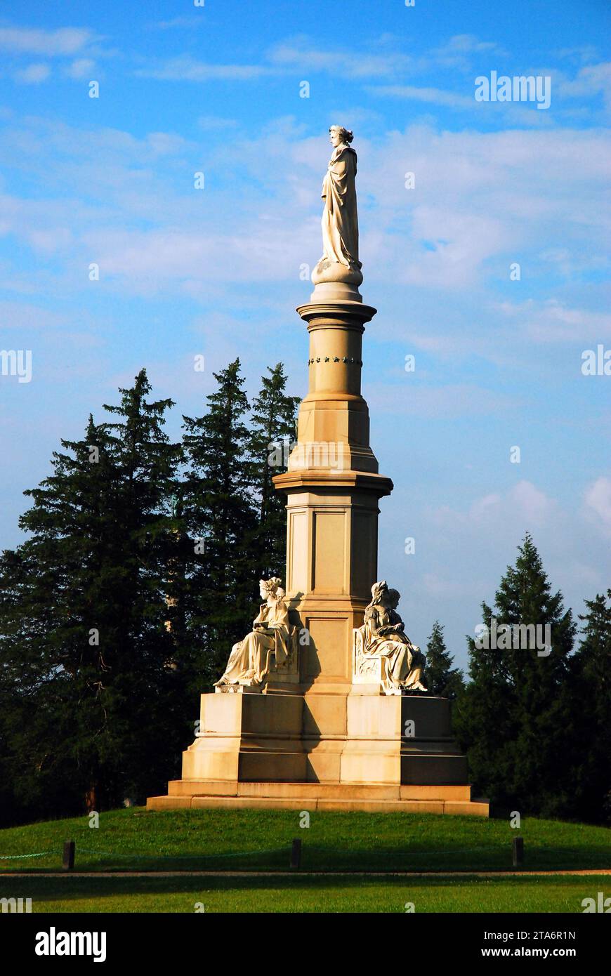 Eine Gedenkstätte auf dem Gettysburg National Military Cemetery in der Nähe des Schlachtfeldes und Parks ehrt die Soldaten, die in der Schlacht im Amerikanischen Bürgerkrieg ums Leben kamen Stockfoto
