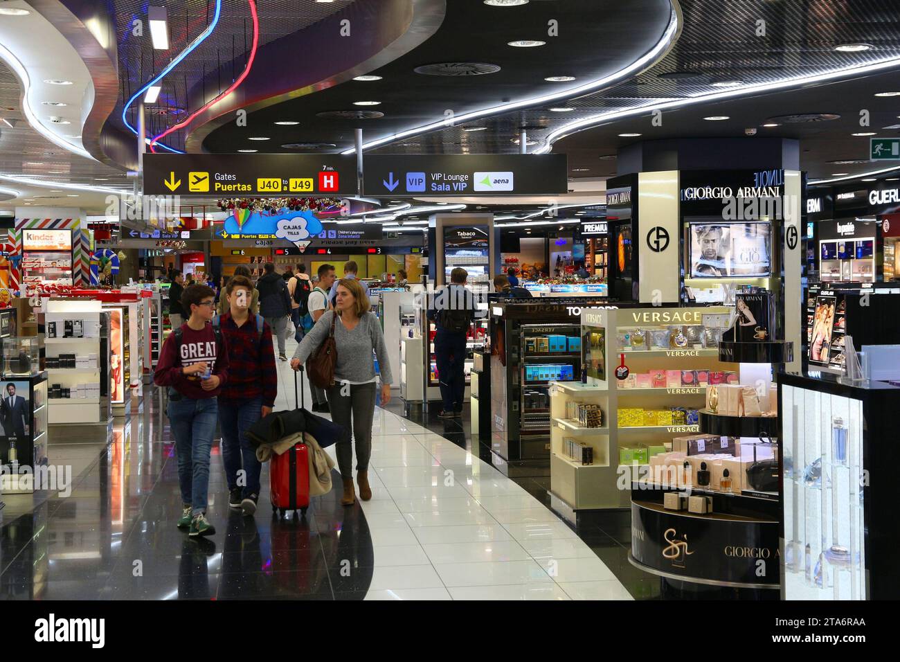 MADRID, SPANIEN - 6. DEZEMBER 2016: Passagiere besuchen Duty-Free-Shops am Flughafen Madrid Barajas in Spanien. Es ist einer der meistbefahrenen Flughäfen in Europa. Das ist es Stockfoto